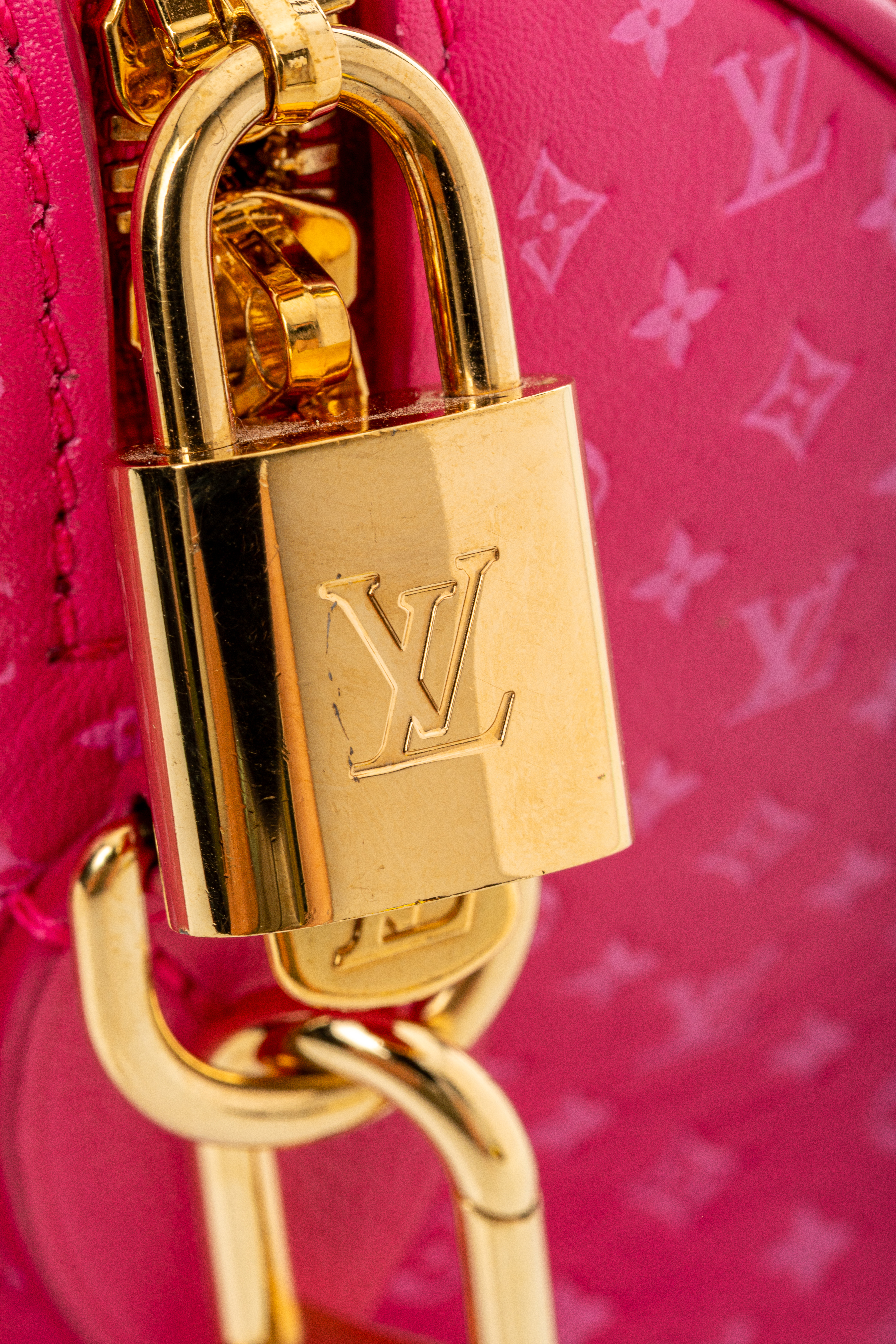<span style="font-size: 10px;letter-spacing: .15em">HARD TO FIND</span><br>            <strong>LOUIS VUITTON</strong><br>            <div style="margin-top:10px;font-size:16px">Calfskin Nanogram Embossed Speedy Bandouliere 20 Rose</div><br> - Image 18