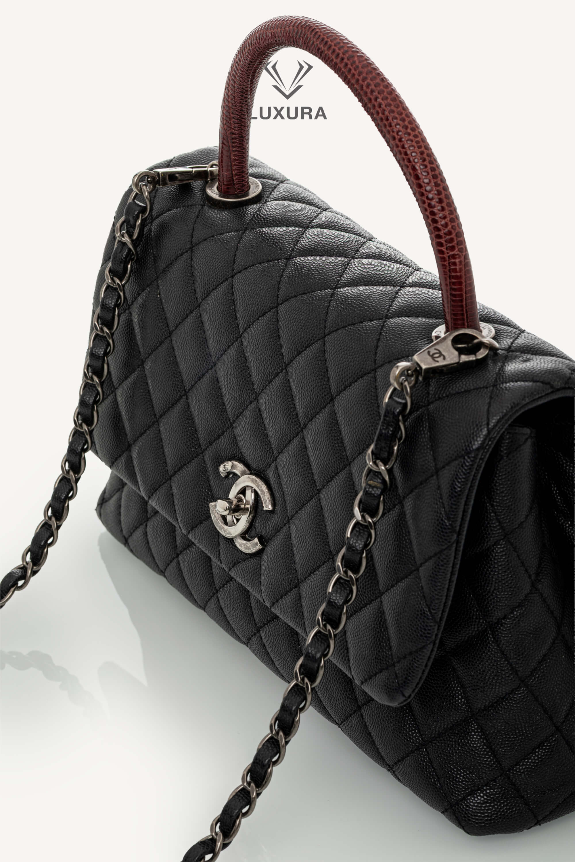 <span style="font-size: 10px;letter-spacing: .15em">HARD TO FIND</span><br> <strong>CHANEL</strong><br> <div style="margin-top:10px;font-size:16px">Lizard Embossed Quilted Large Coco Handle Flap Black</div><br> - Image 5