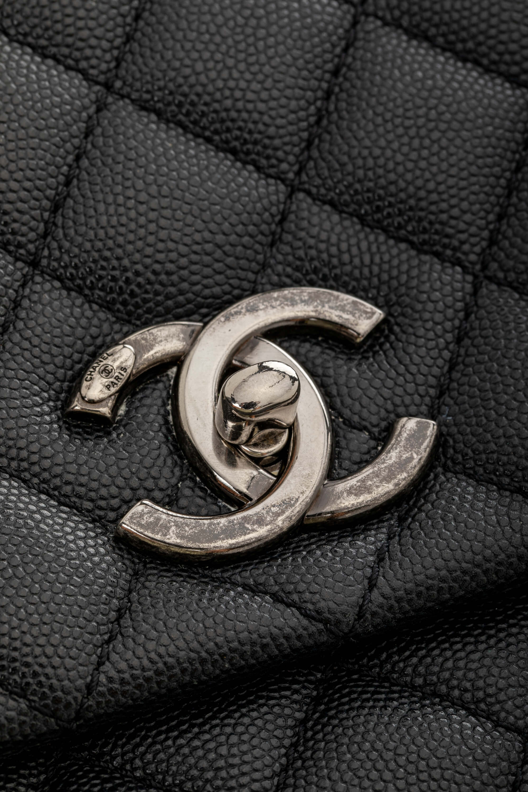 <span style="font-size: 10px;letter-spacing: .15em">HARD TO FIND</span><br> <strong>CHANEL</strong><br> <div style="margin-top:10px;font-size:16px">Lizard Embossed Quilted Large Coco Handle Flap Black</div><br> - Image 12