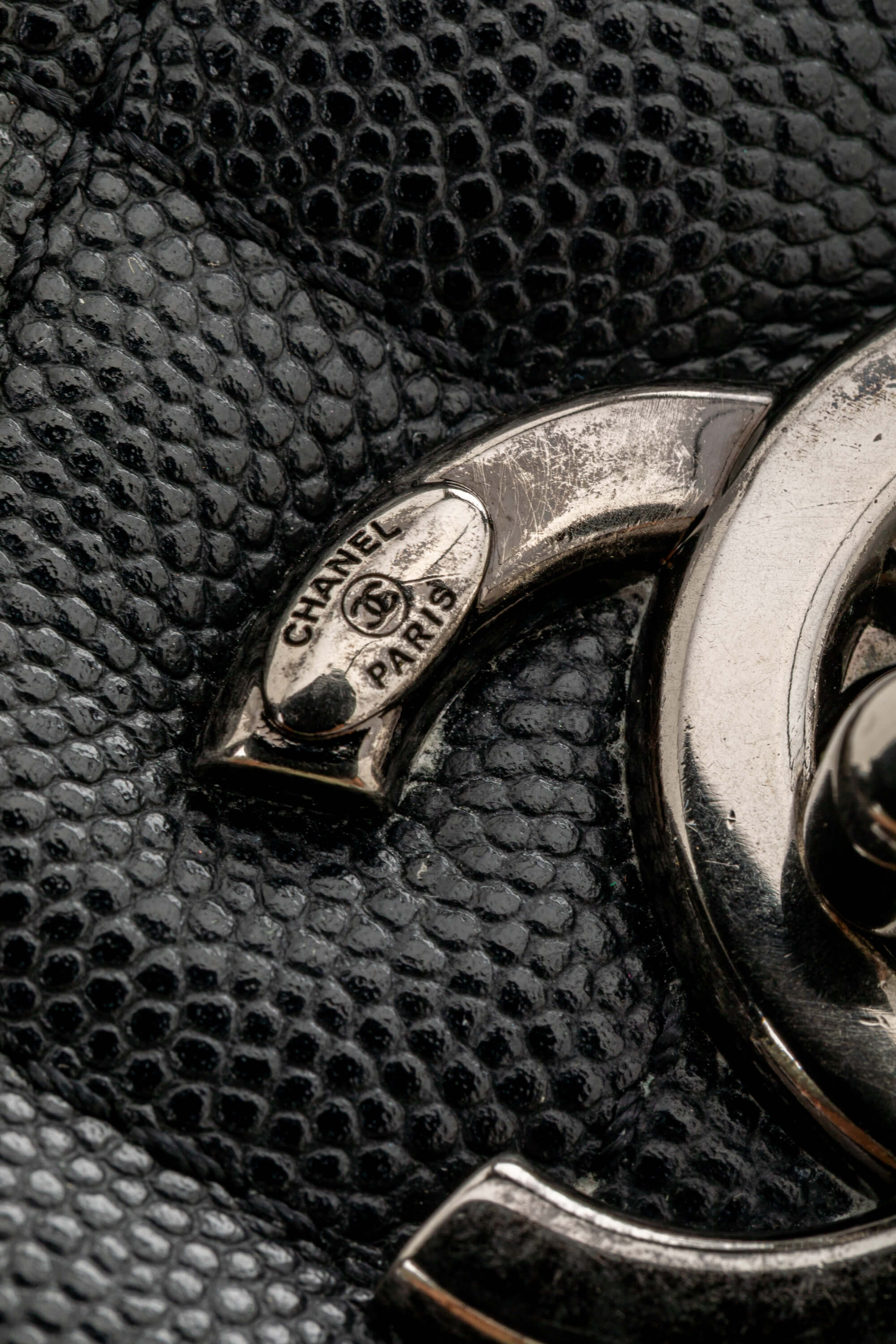 <span style="font-size: 10px;letter-spacing: .15em">HARD TO FIND</span><br> <strong>CHANEL</strong><br> <div style="margin-top:10px;font-size:16px">Lizard Embossed Quilted Large Coco Handle Flap Black</div><br> - Image 14