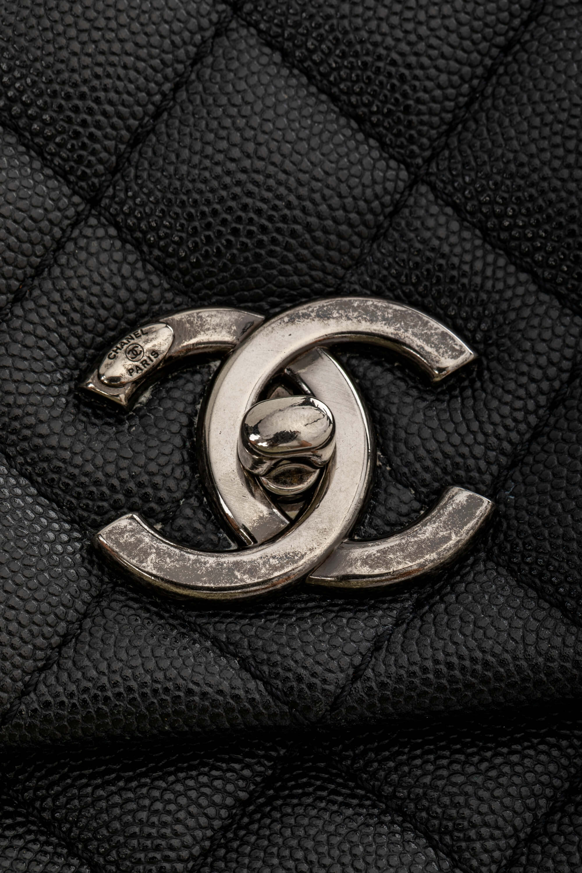 <span style="font-size: 10px;letter-spacing: .15em">HARD TO FIND</span><br> <strong>CHANEL</strong><br> <div style="margin-top:10px;font-size:16px">Lizard Embossed Quilted Large Coco Handle Flap Black</div><br> - Image 15