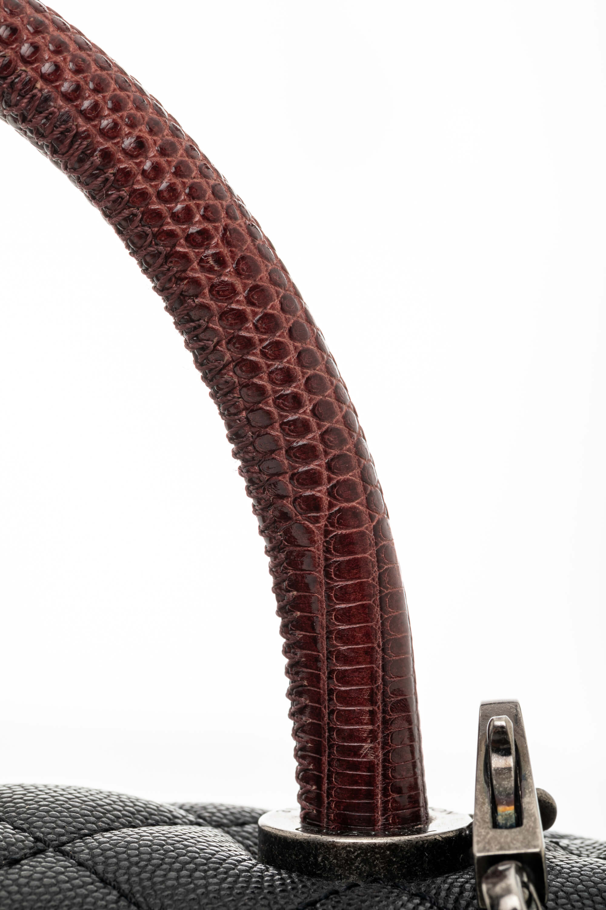 <span style="font-size: 10px;letter-spacing: .15em">HARD TO FIND</span><br> <strong>CHANEL</strong><br> <div style="margin-top:10px;font-size:16px">Lizard Embossed Quilted Large Coco Handle Flap Black</div><br> - Image 18