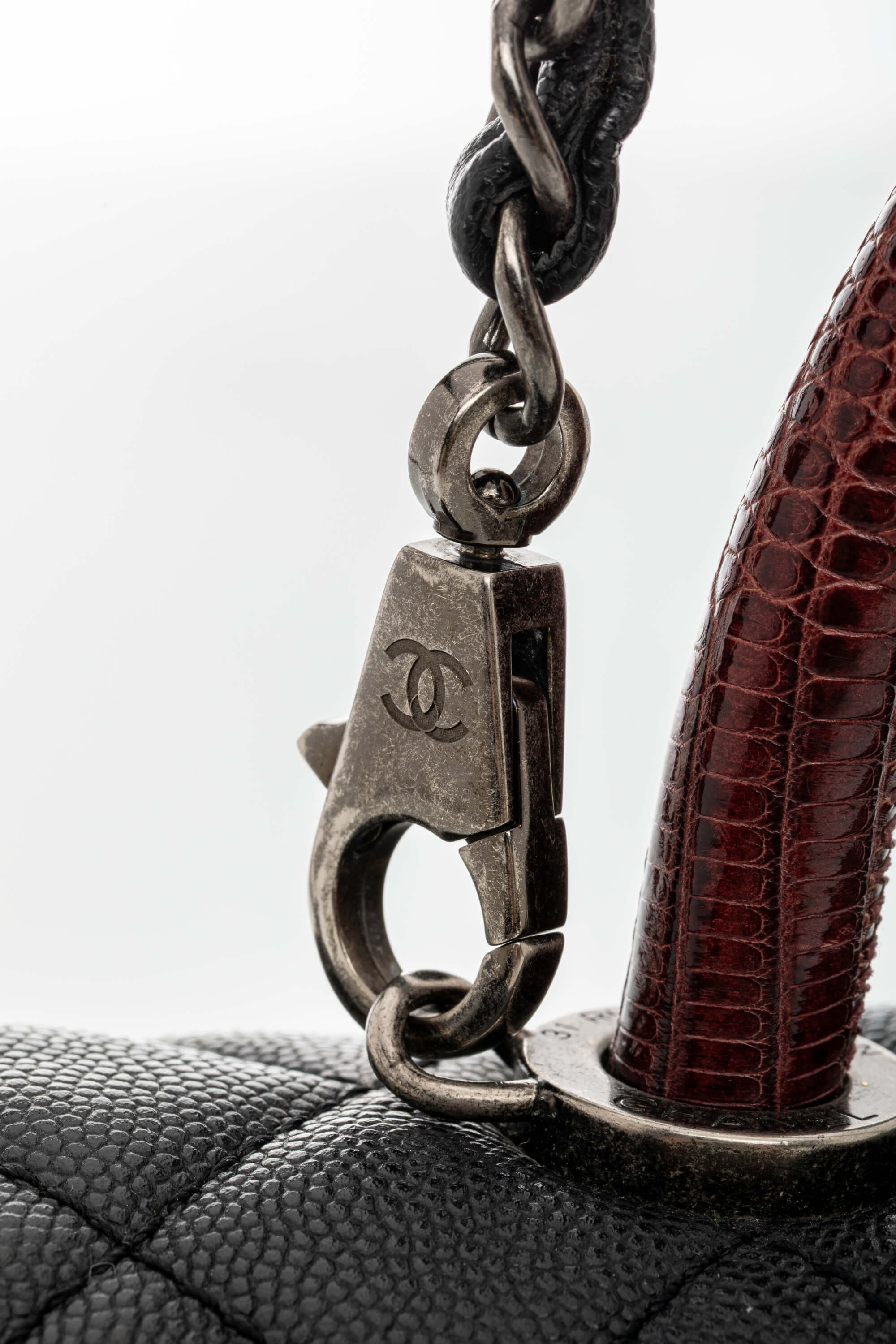<span style="font-size: 10px;letter-spacing: .15em">HARD TO FIND</span><br> <strong>CHANEL</strong><br> <div style="margin-top:10px;font-size:16px">Lizard Embossed Quilted Large Coco Handle Flap Black</div><br> - Image 19
