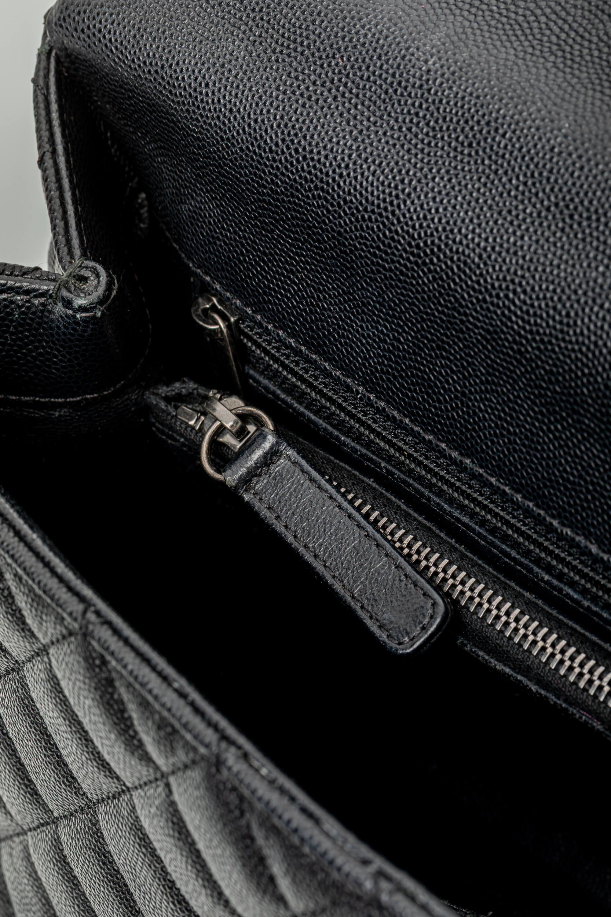 <span style="font-size: 10px;letter-spacing: .15em">HARD TO FIND</span><br> <strong>CHANEL</strong><br> <div style="margin-top:10px;font-size:16px">Lizard Embossed Quilted Large Coco Handle Flap Black</div><br> - Image 23