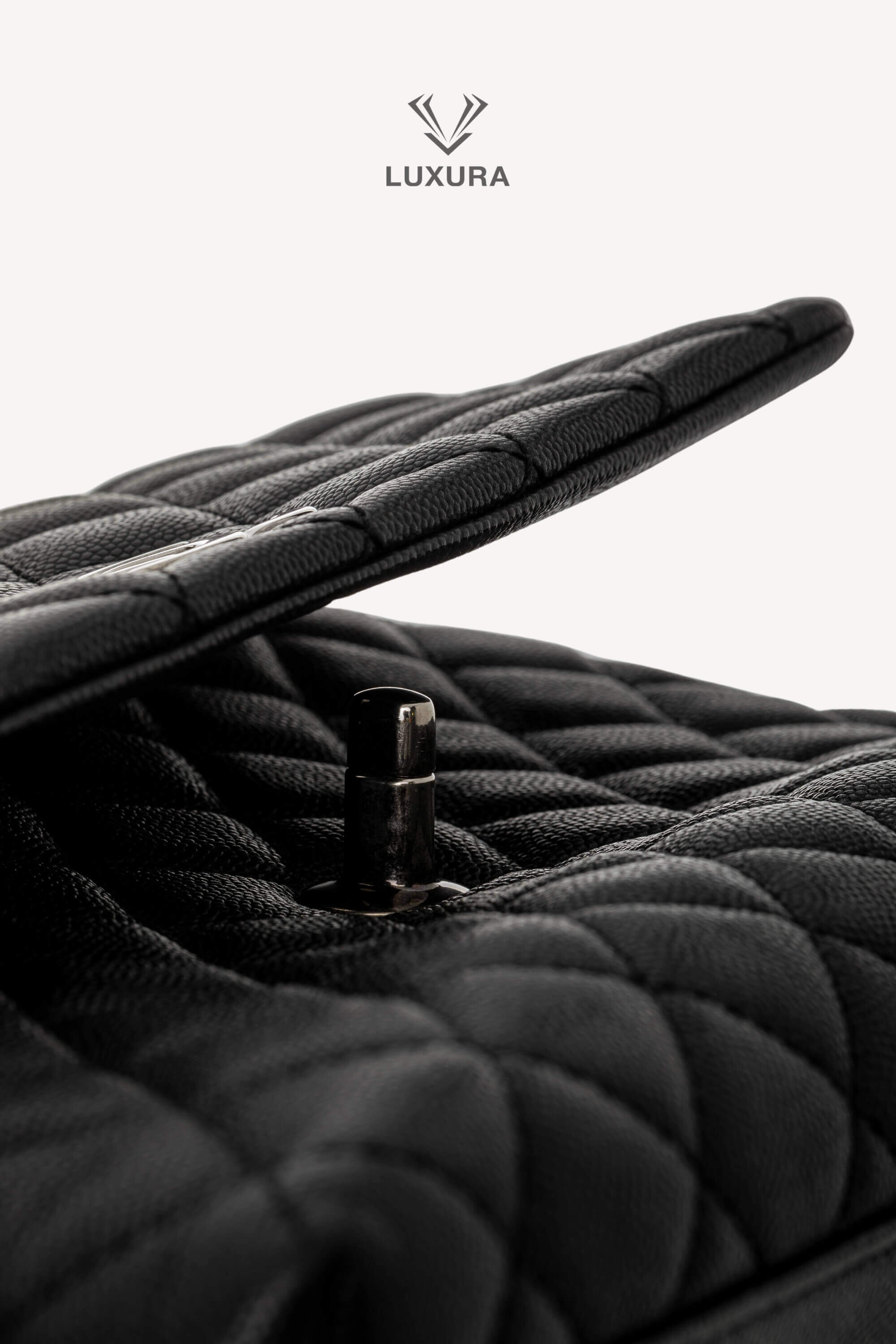 <span style="font-size: 10px;letter-spacing: .15em">HARD TO FIND</span><br> <strong>CHANEL</strong><br> <div style="margin-top:10px;font-size:16px">Lizard Embossed Quilted Large Coco Handle Flap Black</div><br> - Image 22