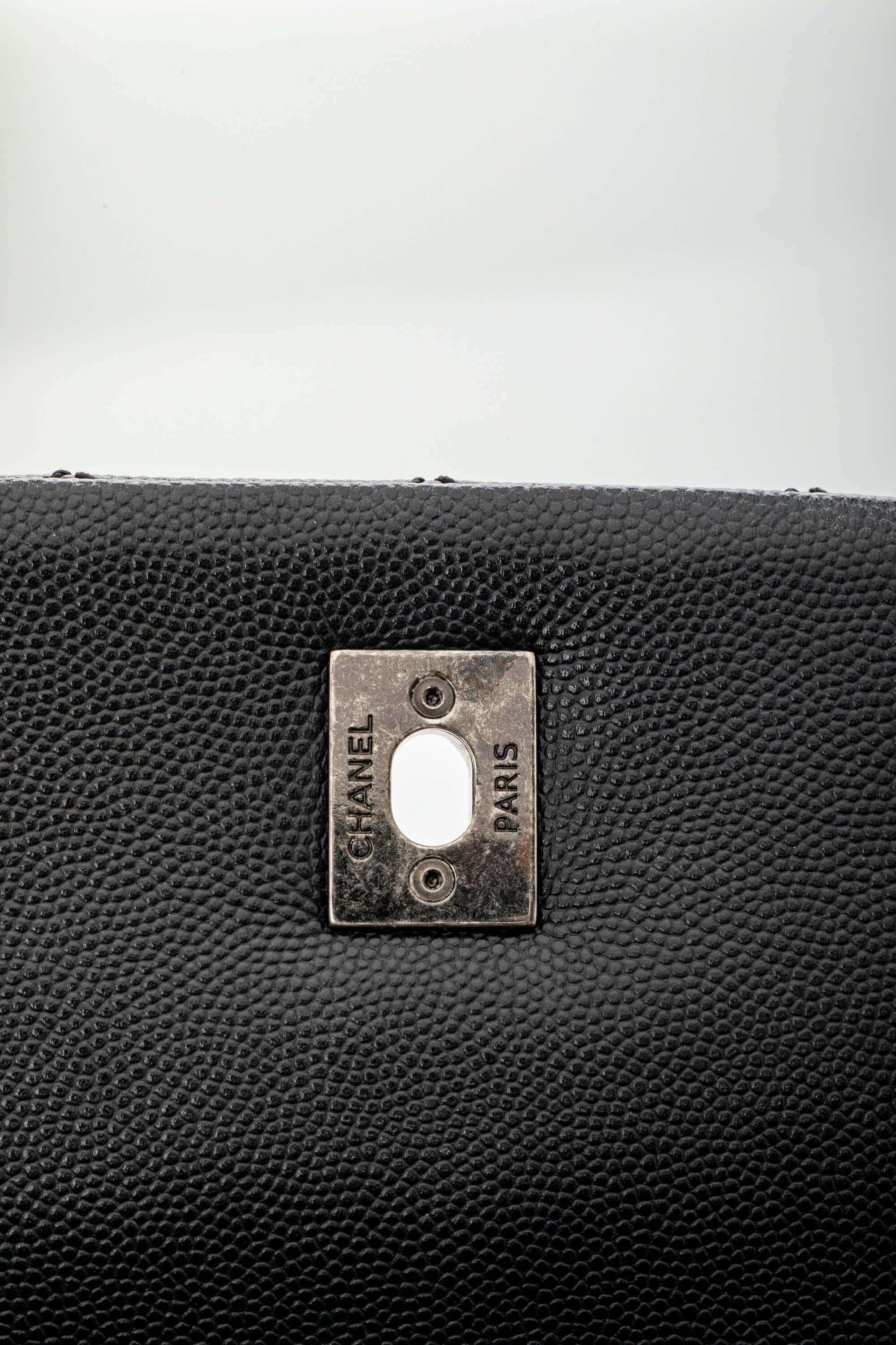 <span style="font-size: 10px;letter-spacing: .15em">HARD TO FIND</span><br> <strong>CHANEL</strong><br> <div style="margin-top:10px;font-size:16px">Lizard Embossed Quilted Large Coco Handle Flap Black</div><br> - Image 25