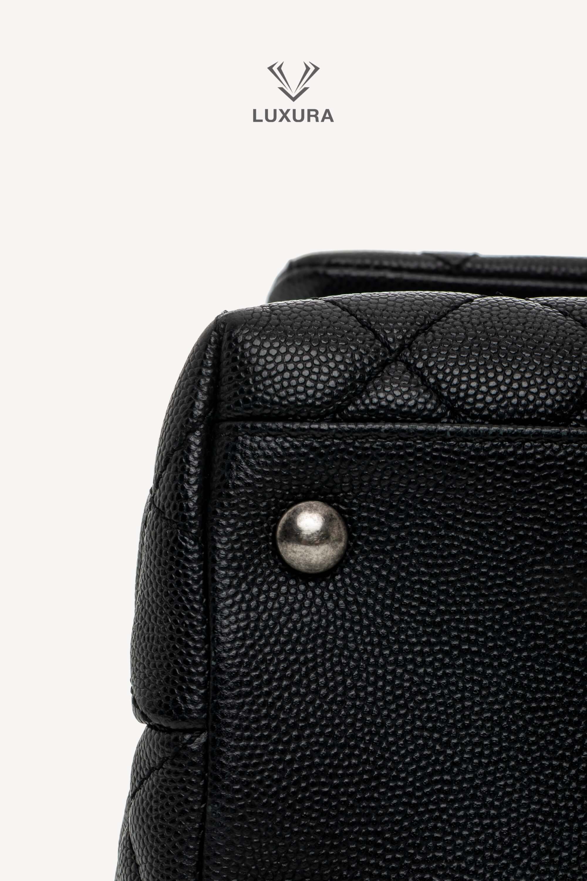 <span style="font-size: 10px;letter-spacing: .15em">HARD TO FIND</span><br> <strong>CHANEL</strong><br> <div style="margin-top:10px;font-size:16px">Lizard Embossed Quilted Large Coco Handle Flap Black</div><br> - Image 27
