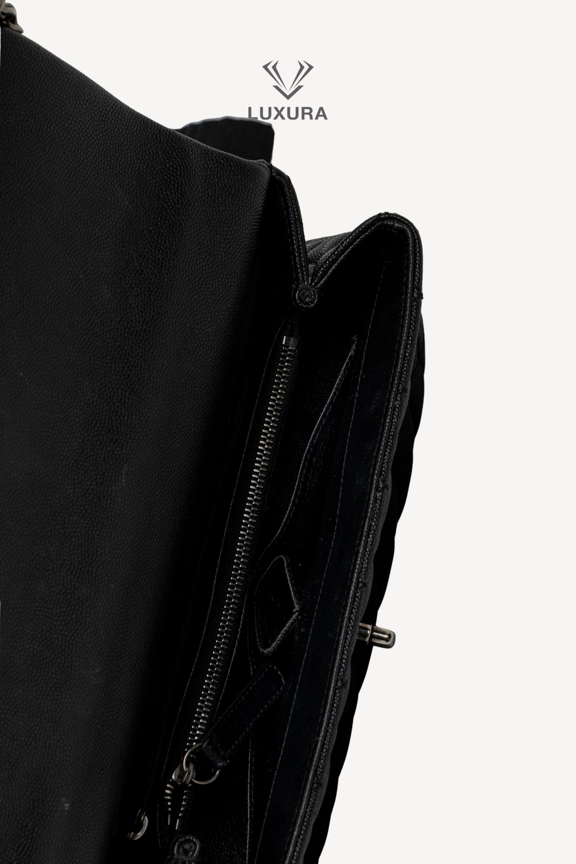 <span style="font-size: 10px;letter-spacing: .15em">HARD TO FIND</span><br> <strong>CHANEL</strong><br> <div style="margin-top:10px;font-size:16px">Lizard Embossed Quilted Large Coco Handle Flap Black</div><br> - Image 21