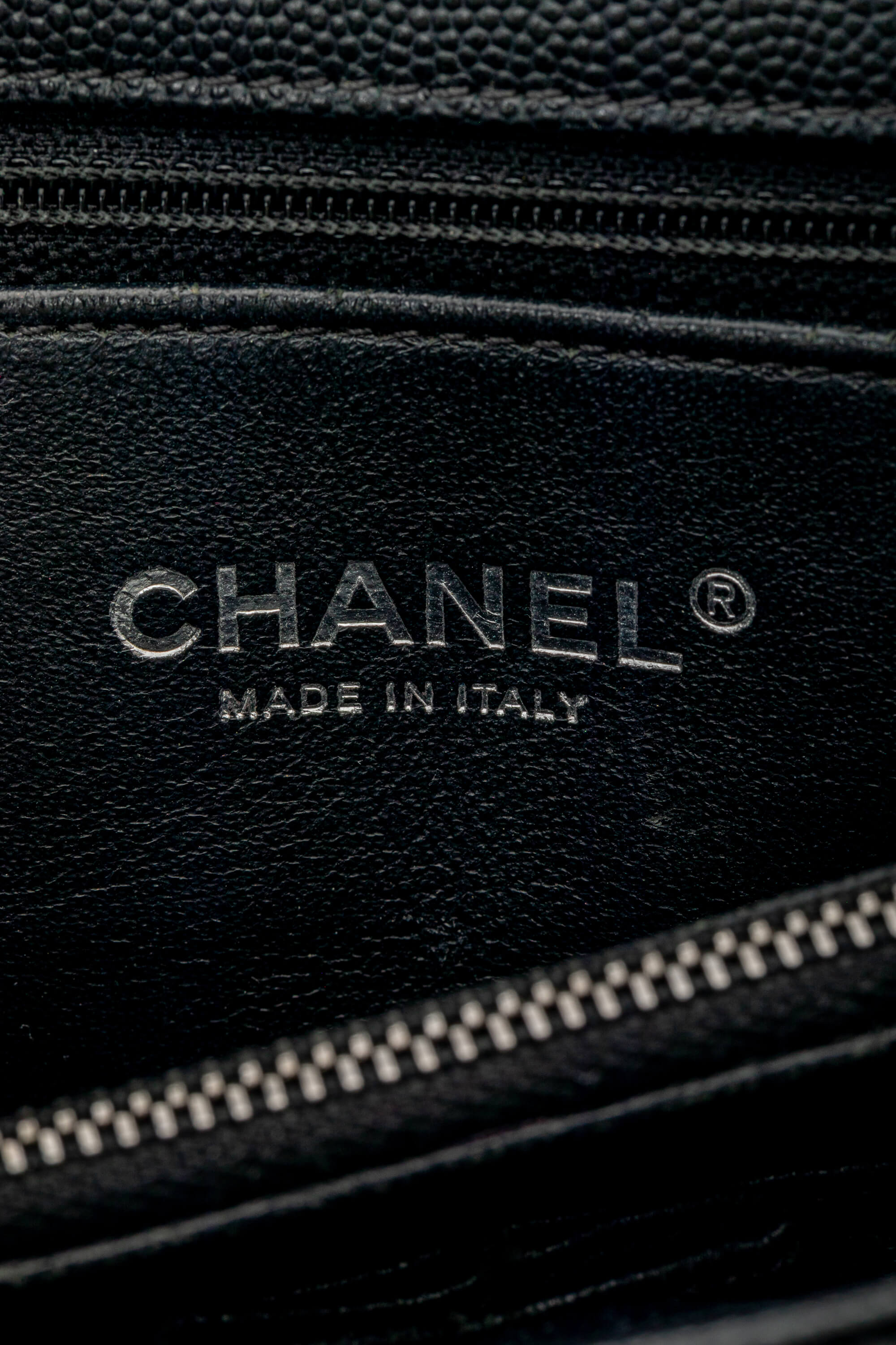 <span style="font-size: 10px;letter-spacing: .15em">HARD TO FIND</span><br> <strong>CHANEL</strong><br> <div style="margin-top:10px;font-size:16px">Lizard Embossed Quilted Large Coco Handle Flap Black</div><br> - Image 24