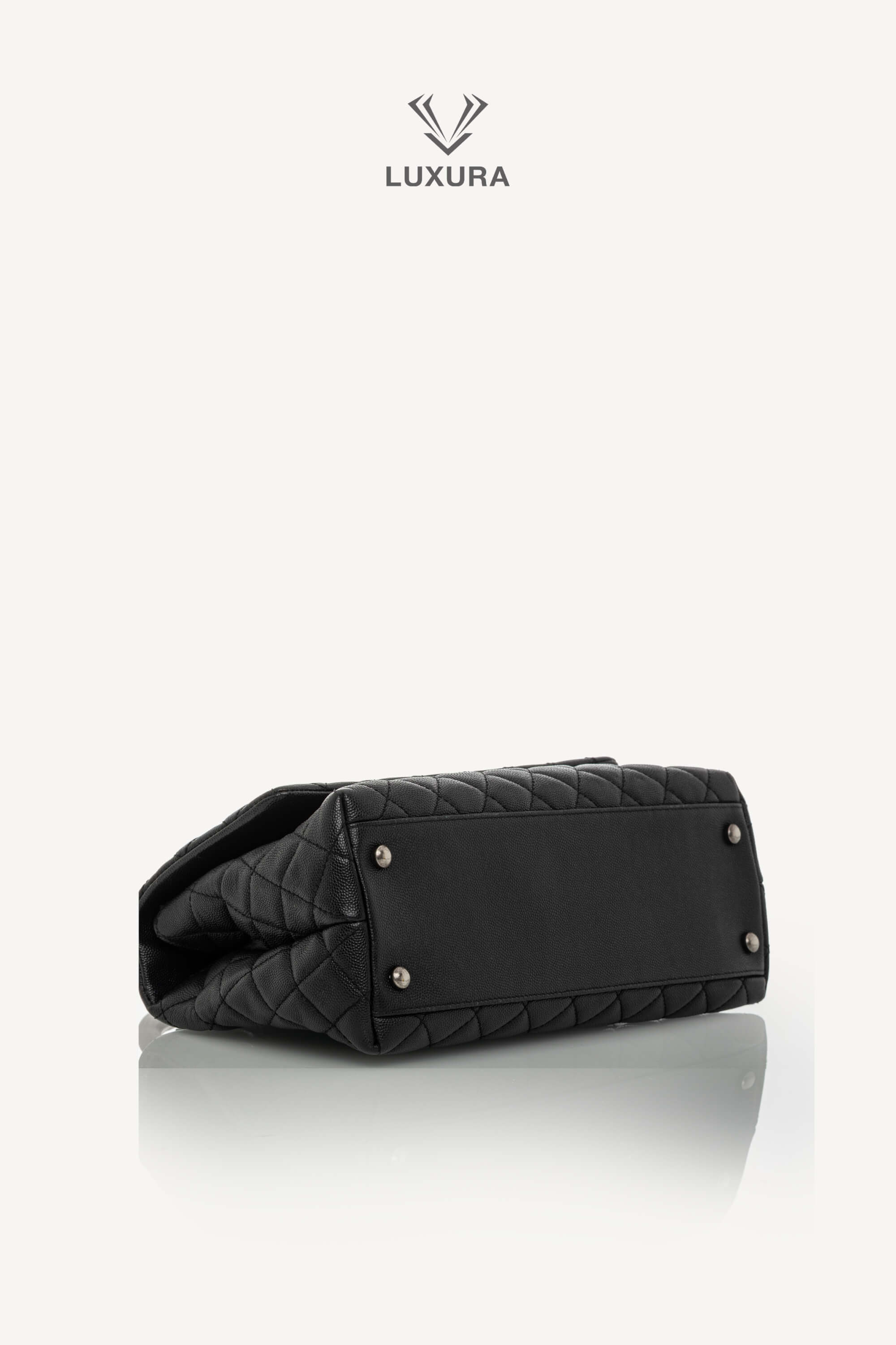 <span style="font-size: 10px;letter-spacing: .15em">HARD TO FIND</span><br> <strong>CHANEL</strong><br> <div style="margin-top:10px;font-size:16px">Lizard Embossed Quilted Large Coco Handle Flap Black</div><br> - Image 28