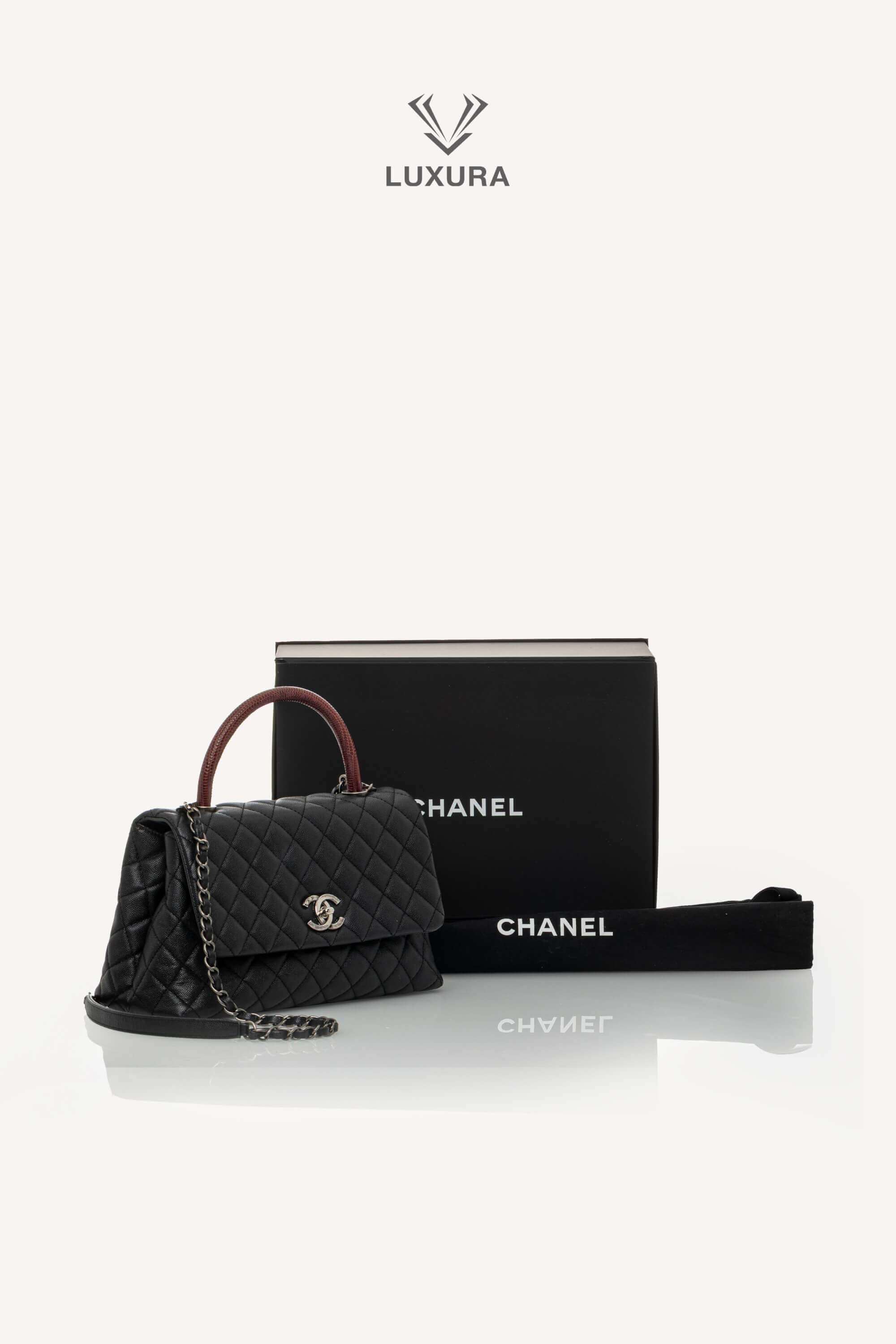 <span style="font-size: 10px;letter-spacing: .15em">HARD TO FIND</span><br> <strong>CHANEL</strong><br> <div style="margin-top:10px;font-size:16px">Lizard Embossed Quilted Large Coco Handle Flap Black</div><br> - Image 2