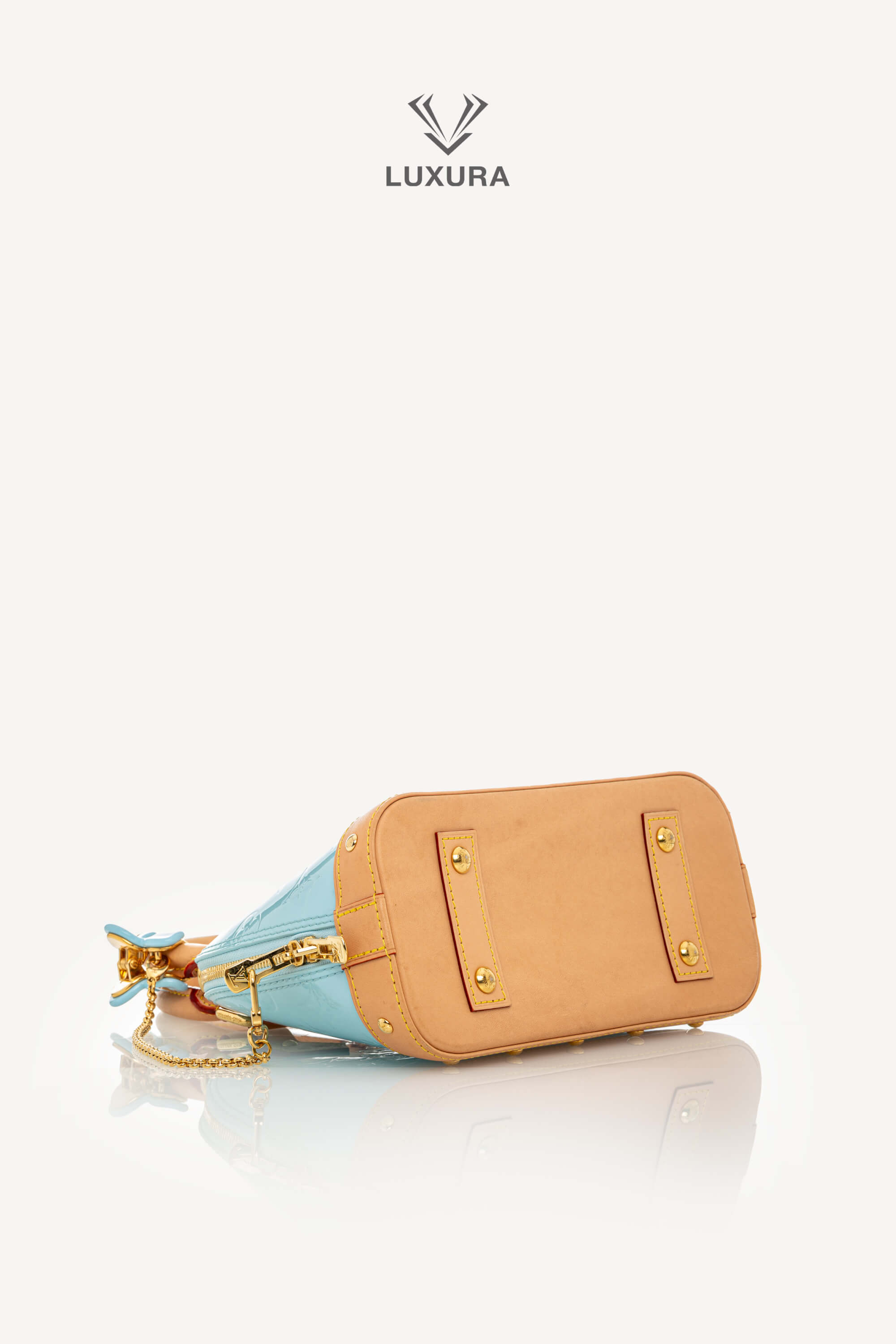 <span style="font-size: 10px;letter-spacing: .15em">HARD TO FIND</span><br>            <strong>LOUIS VUITTON</strong><br>            <div style="margin-top:10px;font-size:16px">Vernis Hairclip Alma BB Sky M24062</div><br> - Image 27