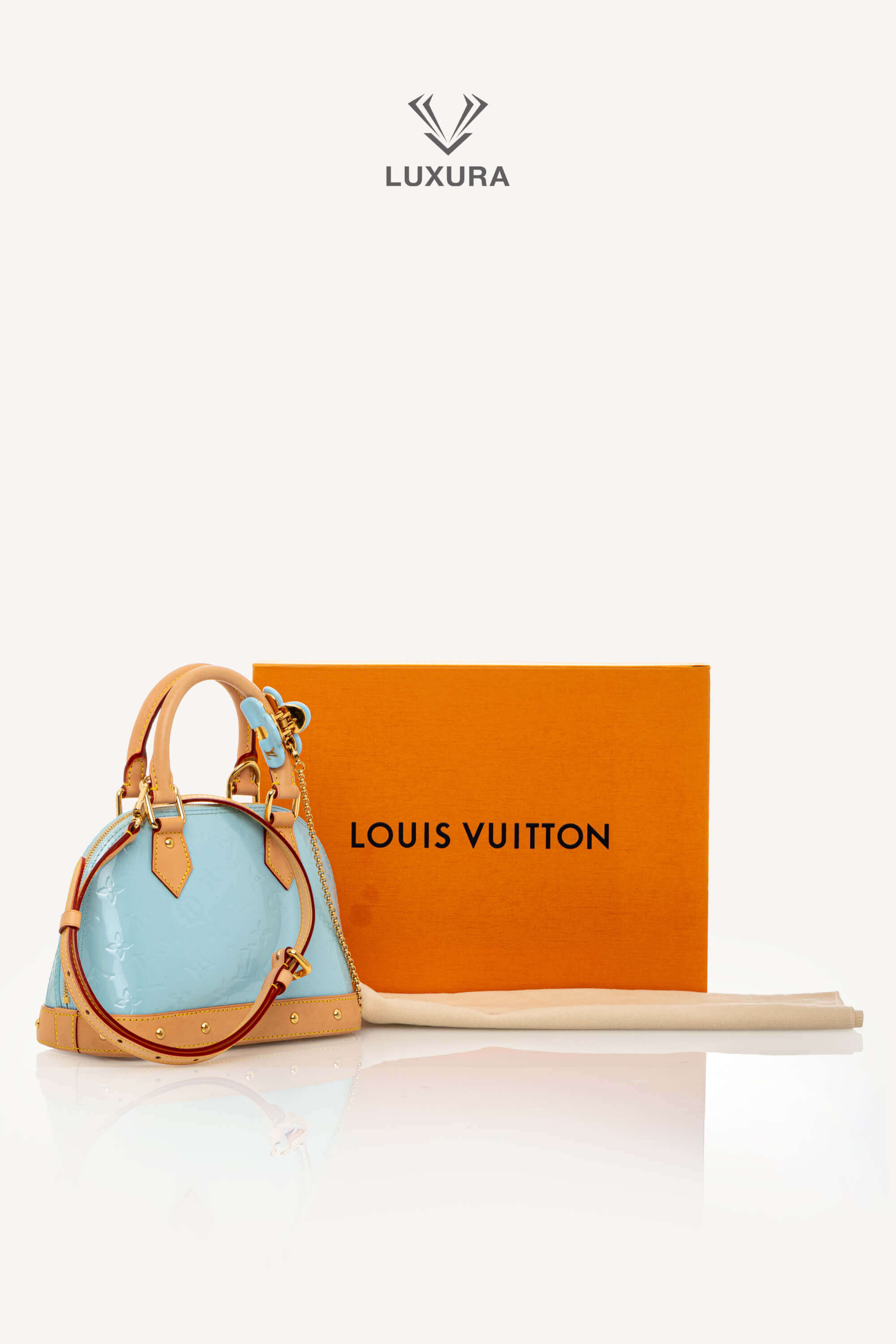 <span style="font-size: 10px;letter-spacing: .15em">HARD TO FIND</span><br>            <strong>LOUIS VUITTON</strong><br>            <div style="margin-top:10px;font-size:16px">Vernis Hairclip Alma BB Sky M24062</div><br> - Image 3