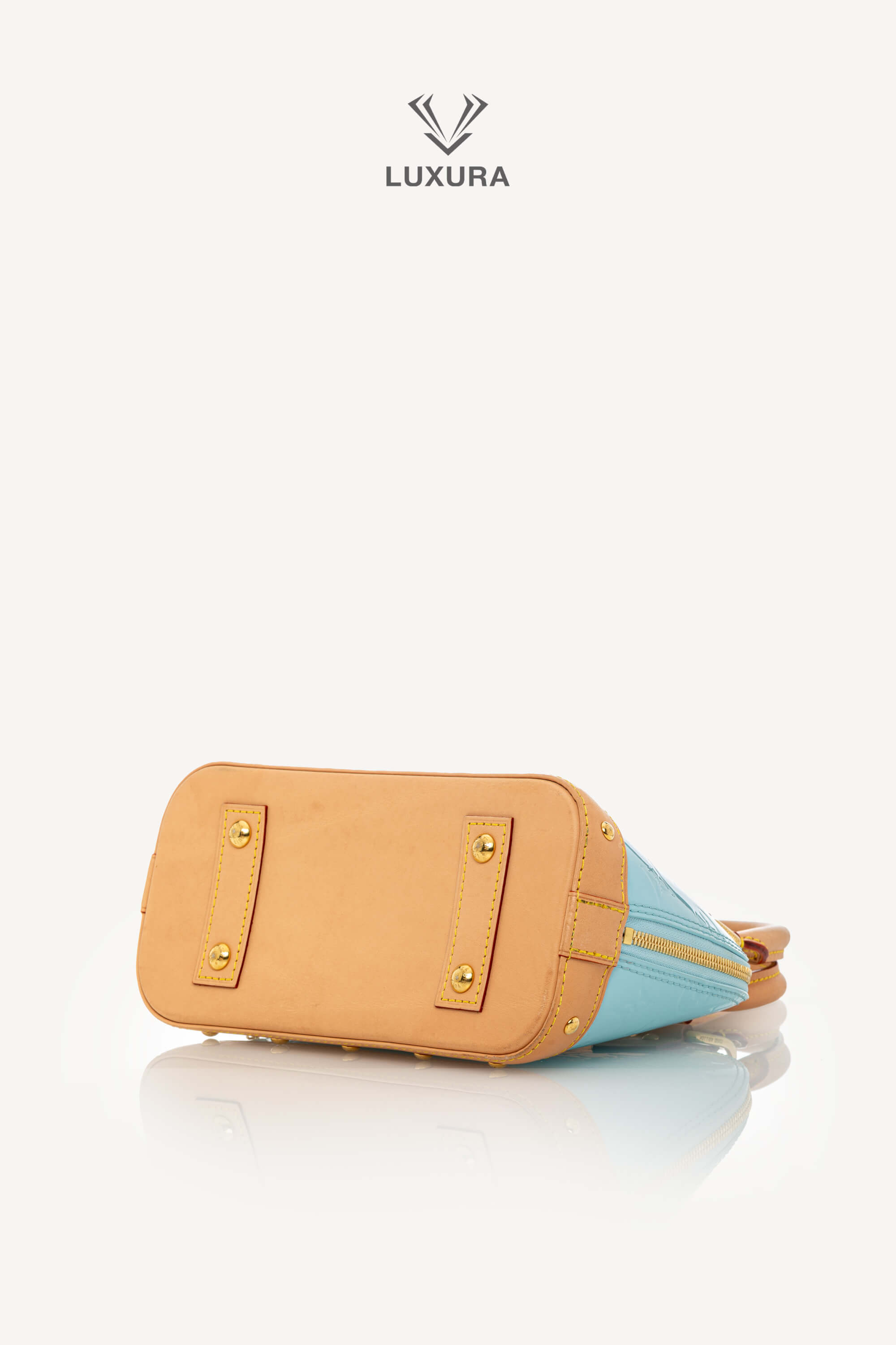 <span style="font-size: 10px;letter-spacing: .15em">HARD TO FIND</span><br>            <strong>LOUIS VUITTON</strong><br>            <div style="margin-top:10px;font-size:16px">Vernis Hairclip Alma BB Sky M24062</div><br> - Image 28
