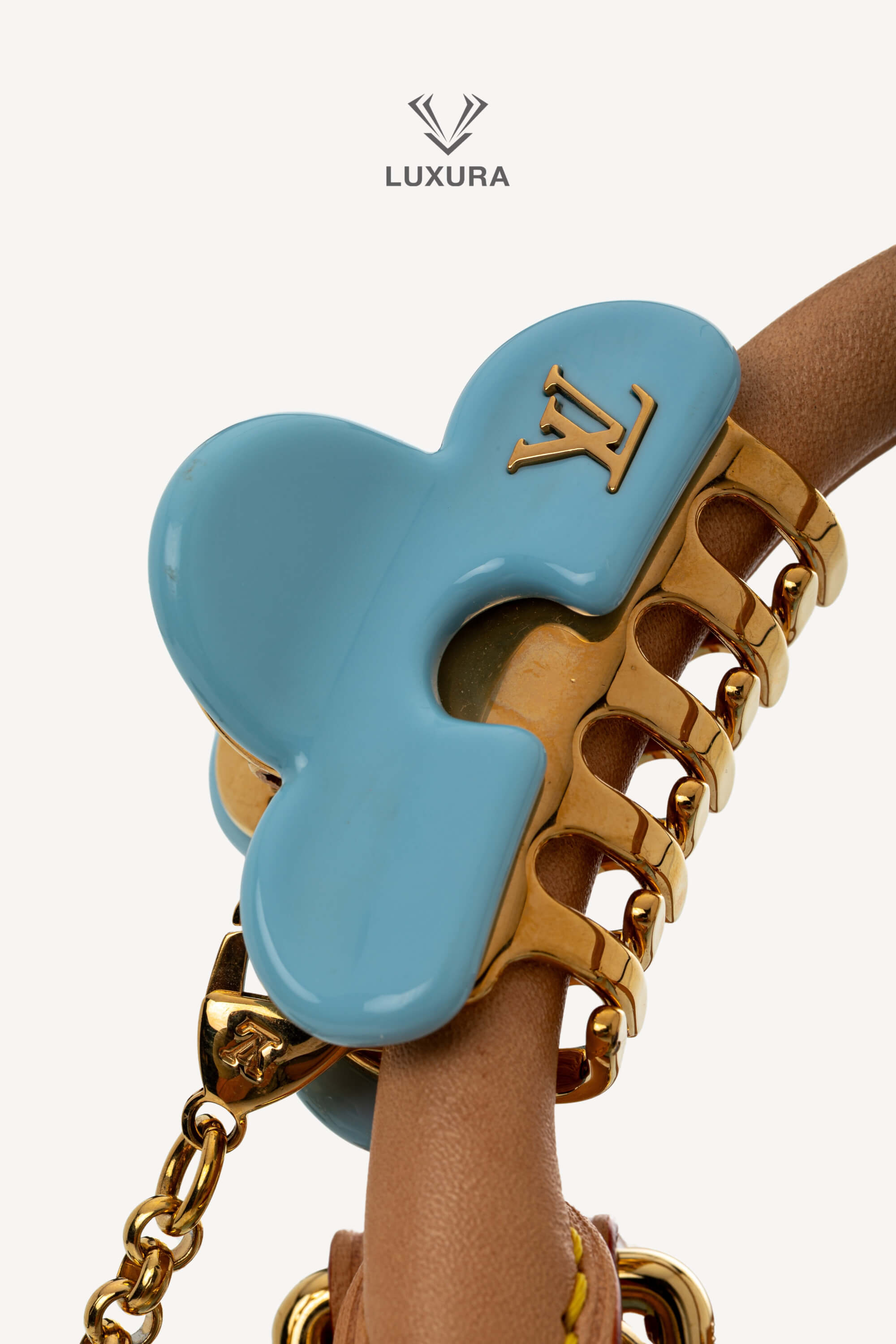 <span style="font-size: 10px;letter-spacing: .15em">HARD TO FIND</span><br>            <strong>LOUIS VUITTON</strong><br>            <div style="margin-top:10px;font-size:16px">Vernis Hairclip Alma BB Sky M24062</div><br> - Image 9