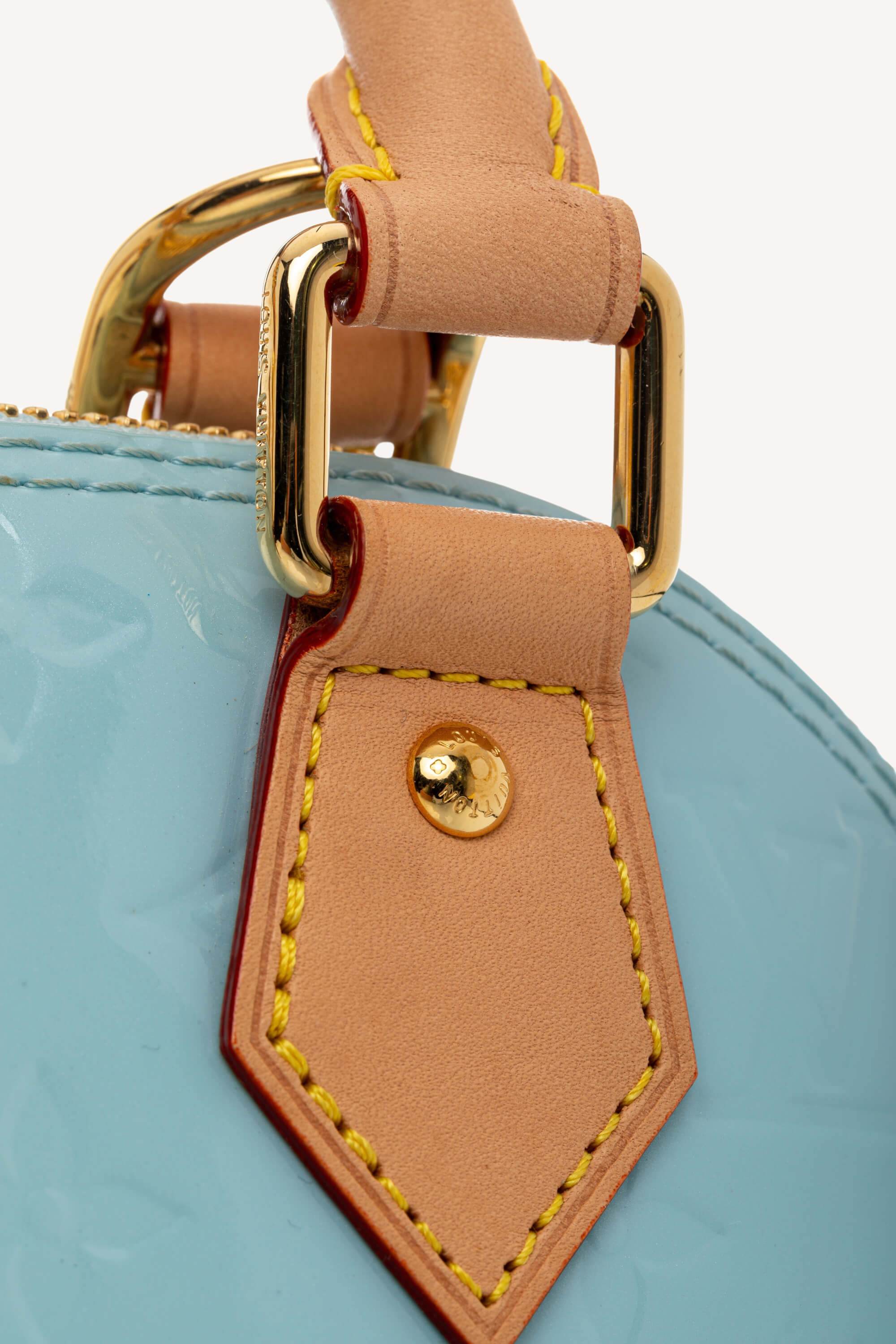 <span style="font-size: 10px;letter-spacing: .15em">HARD TO FIND</span><br>            <strong>LOUIS VUITTON</strong><br>            <div style="margin-top:10px;font-size:16px">Vernis Hairclip Alma BB Sky M24062</div><br> - Image 15