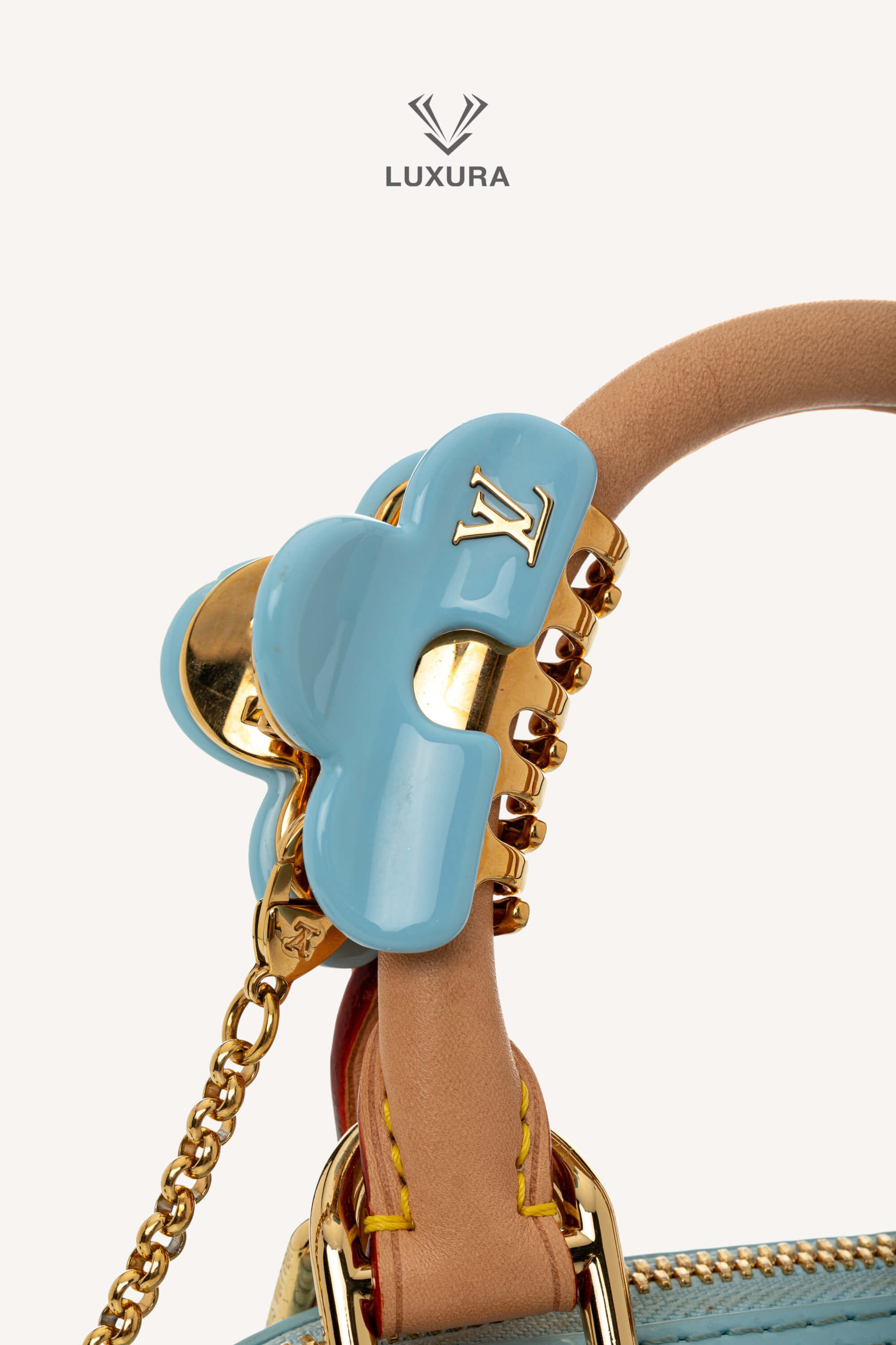 <span style="font-size: 10px;letter-spacing: .15em">HARD TO FIND</span><br>            <strong>LOUIS VUITTON</strong><br>            <div style="margin-top:10px;font-size:16px">Vernis Hairclip Alma BB Sky M24062</div><br> - Image 8