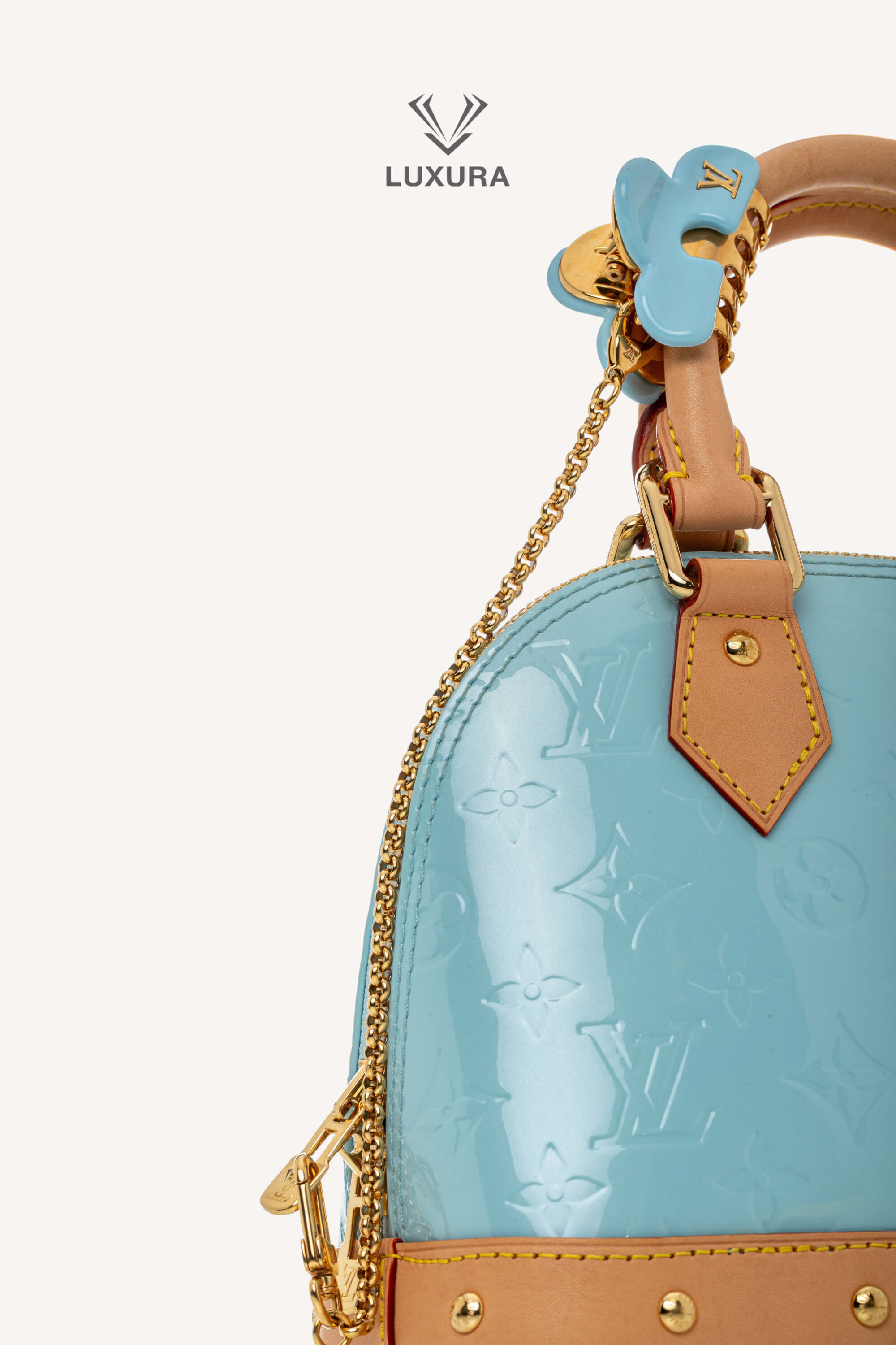 <span style="font-size: 10px;letter-spacing: .15em">HARD TO FIND</span><br>            <strong>LOUIS VUITTON</strong><br>            <div style="margin-top:10px;font-size:16px">Vernis Hairclip Alma BB Sky M24062</div><br> - Image 10