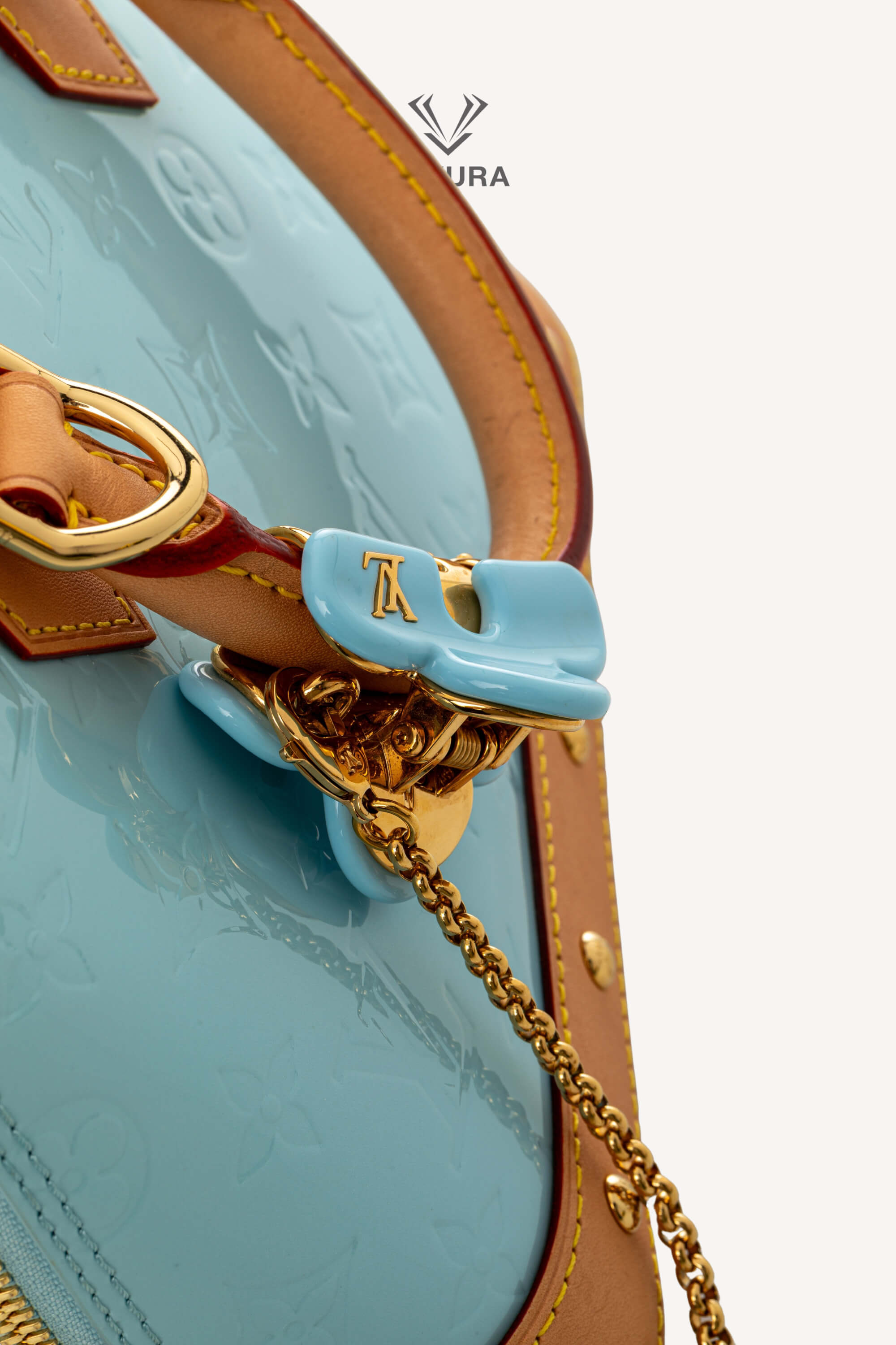 <span style="font-size: 10px;letter-spacing: .15em">HARD TO FIND</span><br>            <strong>LOUIS VUITTON</strong><br>            <div style="margin-top:10px;font-size:16px">Vernis Hairclip Alma BB Sky M24062</div><br> - Image 20
