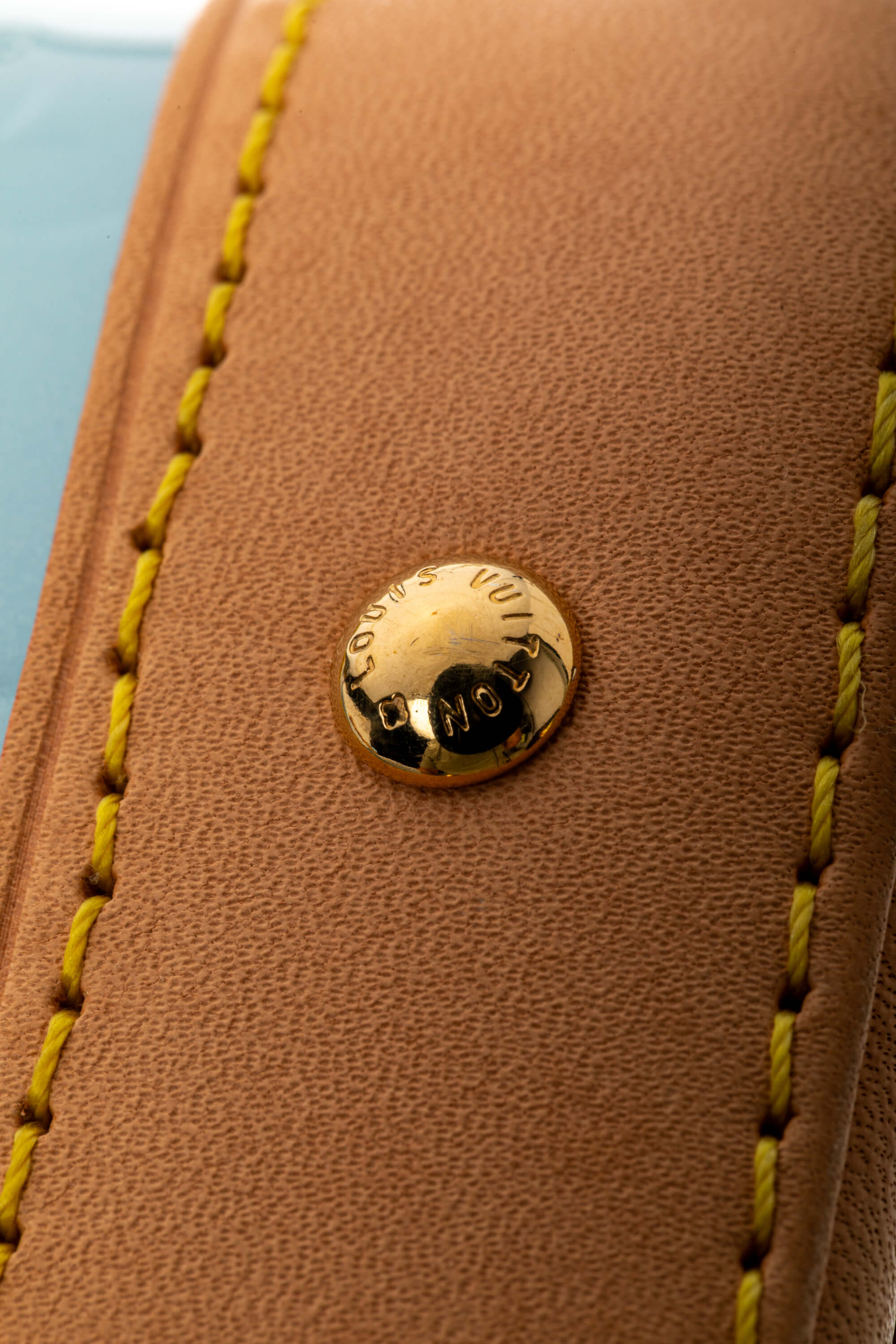 <span style="font-size: 10px;letter-spacing: .15em">HARD TO FIND</span><br>            <strong>LOUIS VUITTON</strong><br>            <div style="margin-top:10px;font-size:16px">Vernis Hairclip Alma BB Sky M24062</div><br> - Image 16