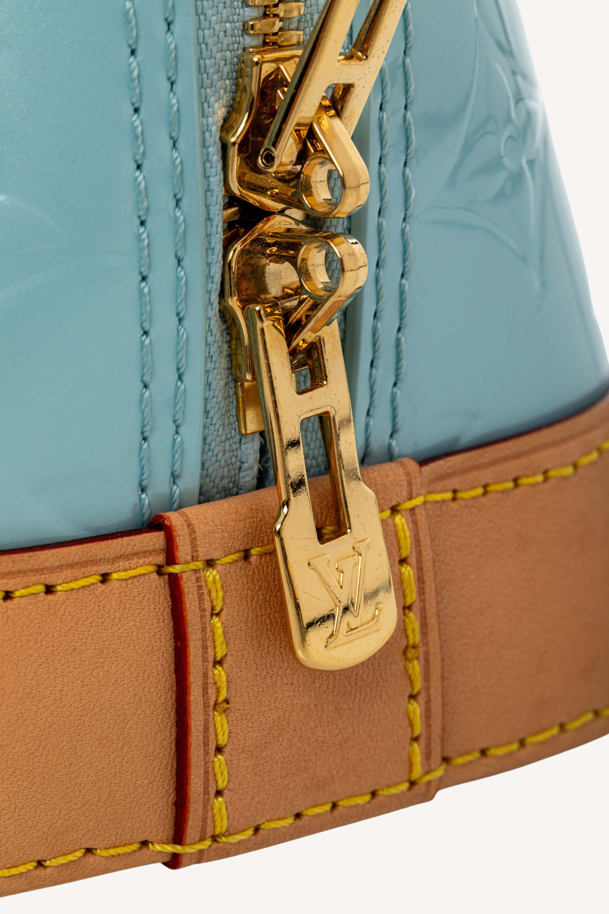 <span style="font-size: 10px;letter-spacing: .15em">HARD TO FIND</span><br>            <strong>LOUIS VUITTON</strong><br>            <div style="margin-top:10px;font-size:16px">Vernis Hairclip Alma BB Sky M24062</div><br> - Image 13