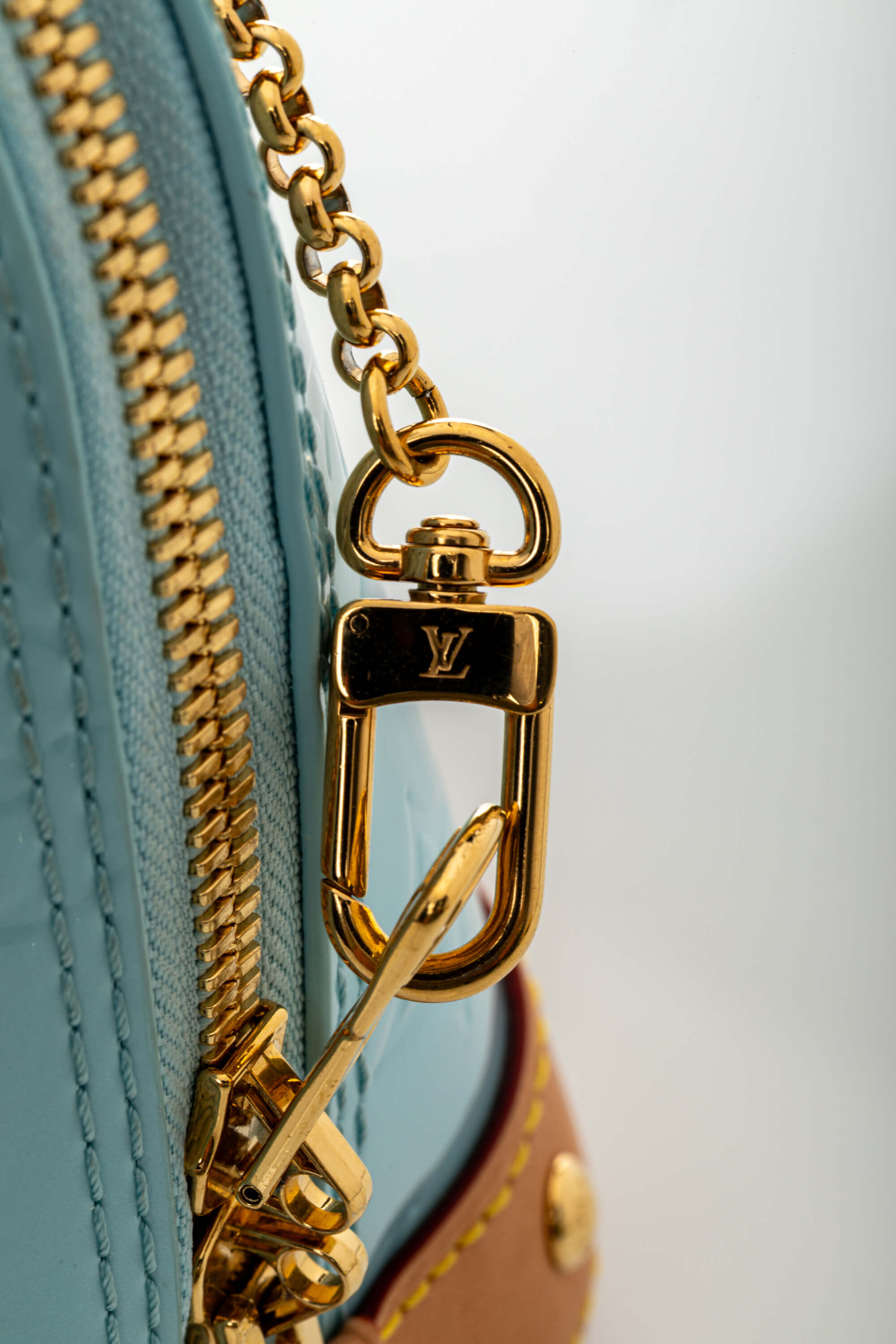 <span style="font-size: 10px;letter-spacing: .15em">HARD TO FIND</span><br>            <strong>LOUIS VUITTON</strong><br>            <div style="margin-top:10px;font-size:16px">Vernis Hairclip Alma BB Sky M24062</div><br> - Image 21