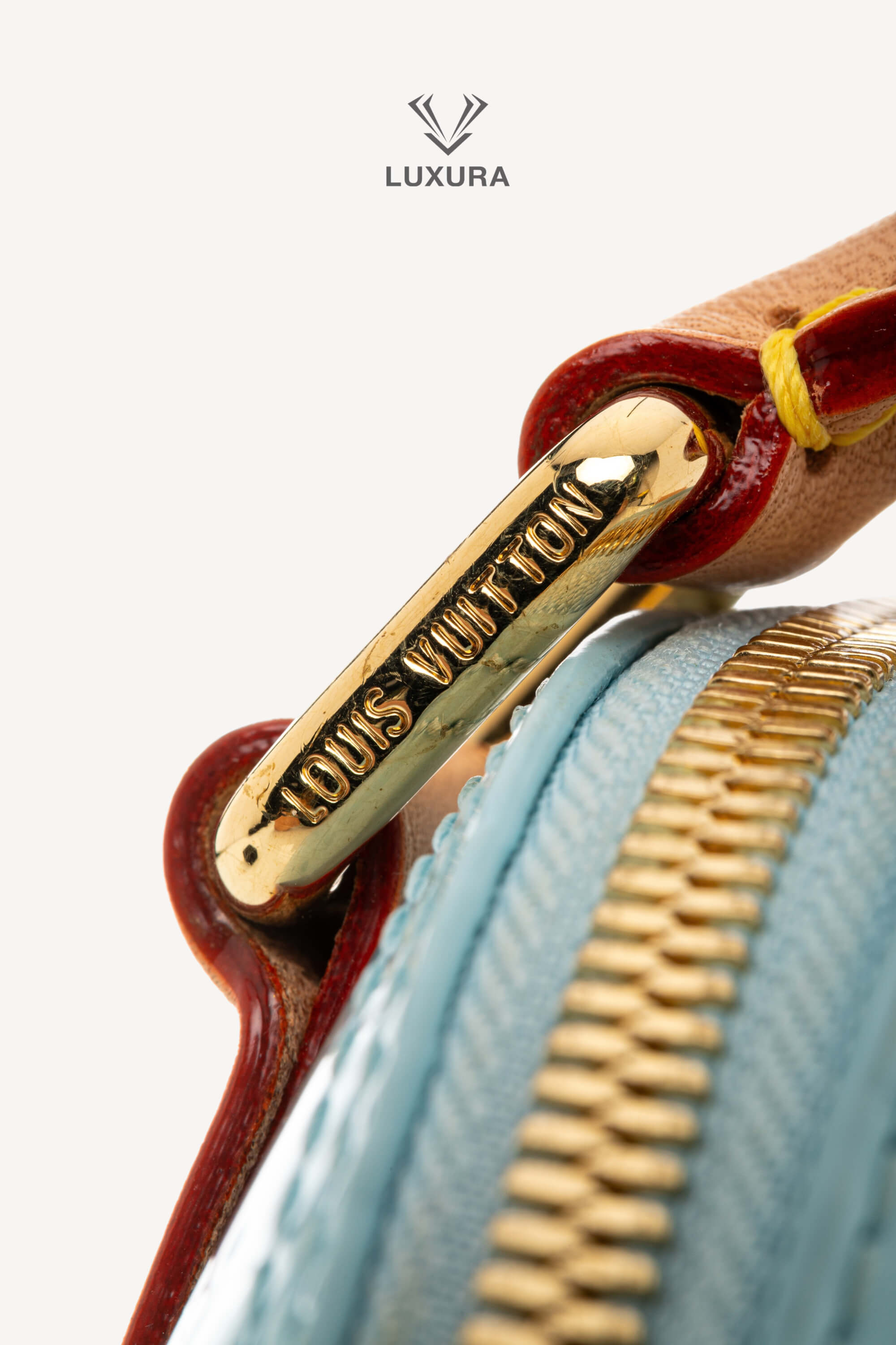 <span style="font-size: 10px;letter-spacing: .15em">HARD TO FIND</span><br>            <strong>LOUIS VUITTON</strong><br>            <div style="margin-top:10px;font-size:16px">Vernis Hairclip Alma BB Sky M24062</div><br> - Image 19