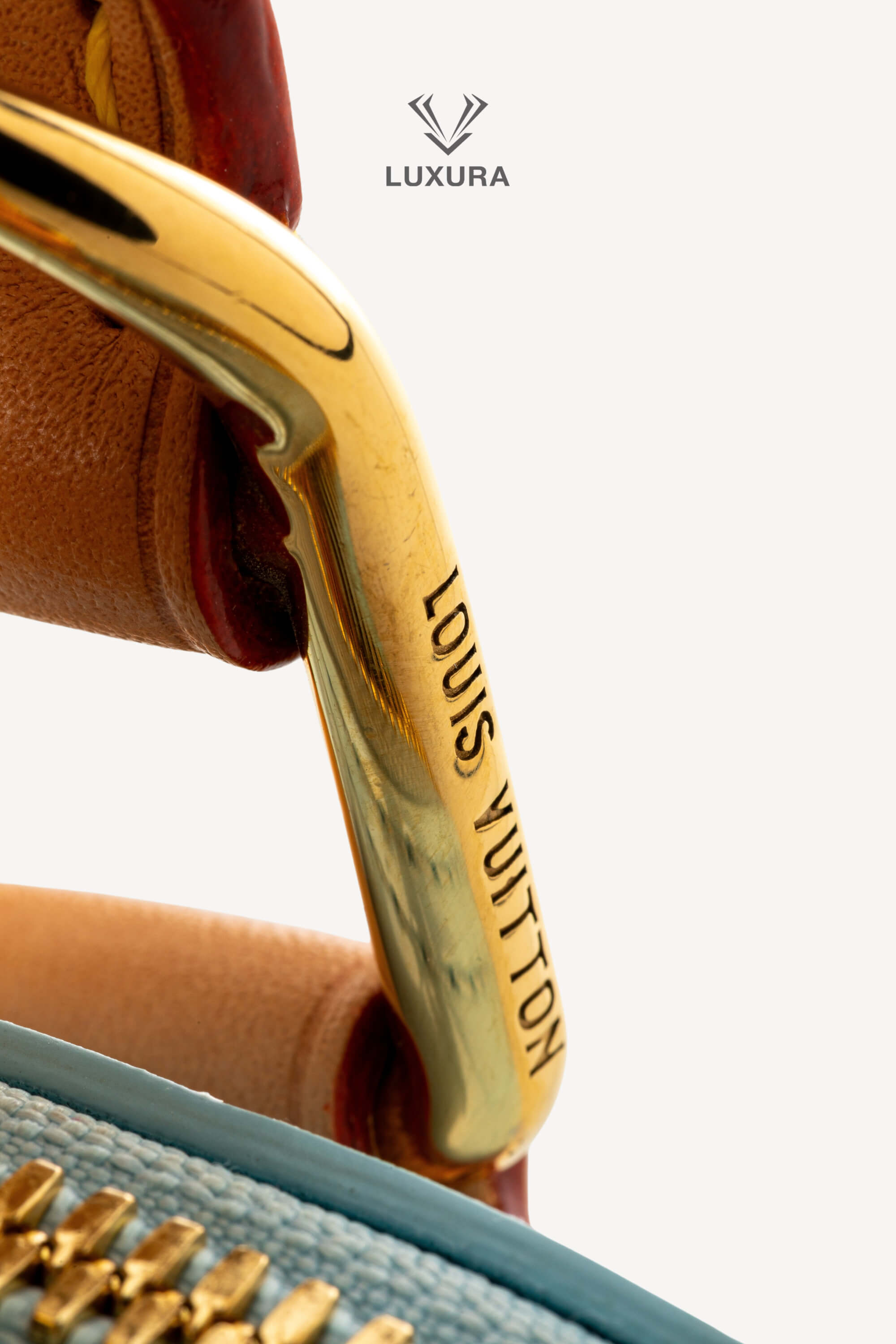 <span style="font-size: 10px;letter-spacing: .15em">HARD TO FIND</span><br>            <strong>LOUIS VUITTON</strong><br>            <div style="margin-top:10px;font-size:16px">Vernis Hairclip Alma BB Sky M24062</div><br> - Image 18
