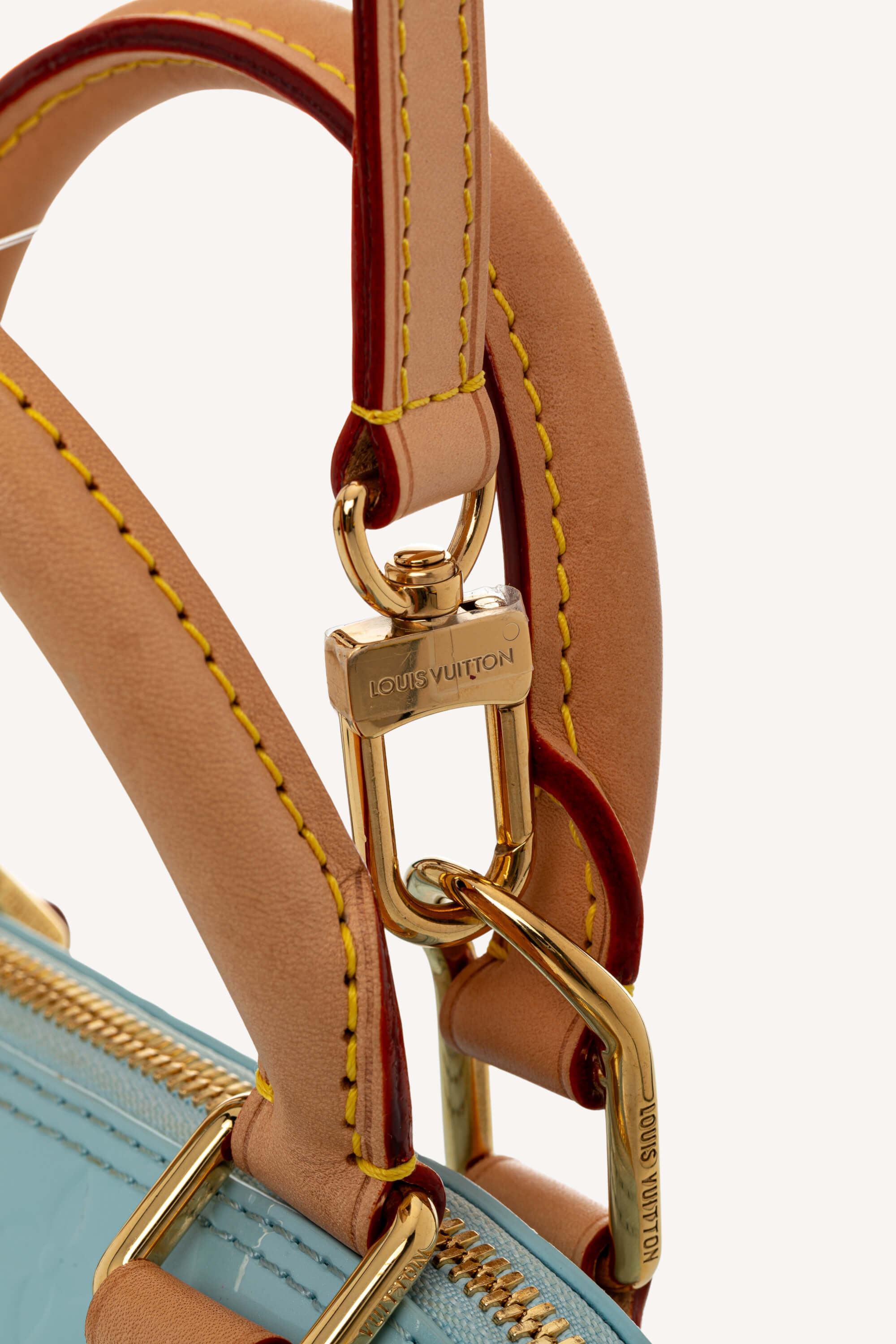 <span style="font-size: 10px;letter-spacing: .15em">HARD TO FIND</span><br>            <strong>LOUIS VUITTON</strong><br>            <div style="margin-top:10px;font-size:16px">Vernis Hairclip Alma BB Sky M24062</div><br> - Image 17