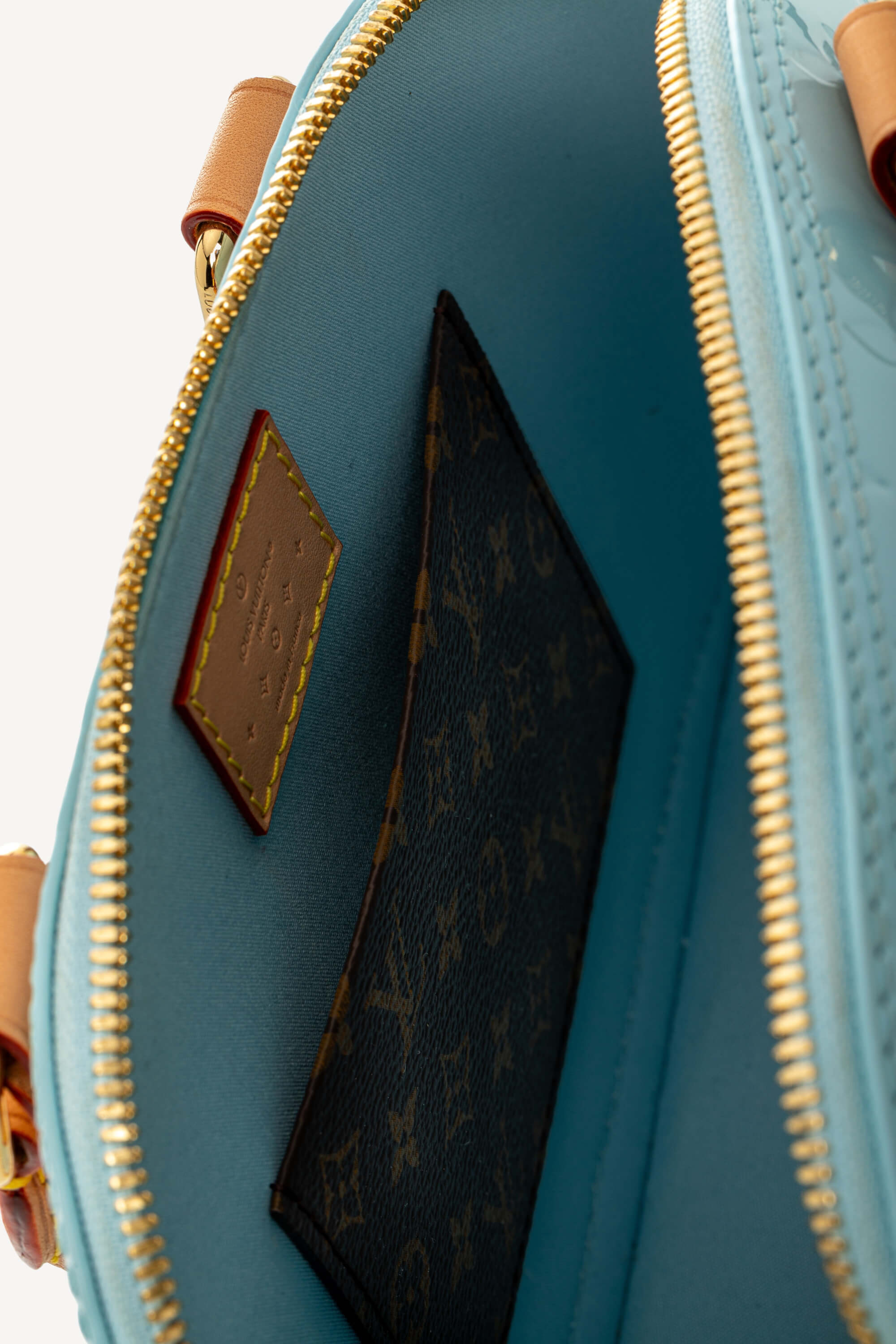 <span style="font-size: 10px;letter-spacing: .15em">HARD TO FIND</span><br>            <strong>LOUIS VUITTON</strong><br>            <div style="margin-top:10px;font-size:16px">Vernis Hairclip Alma BB Sky M24062</div><br> - Image 12
