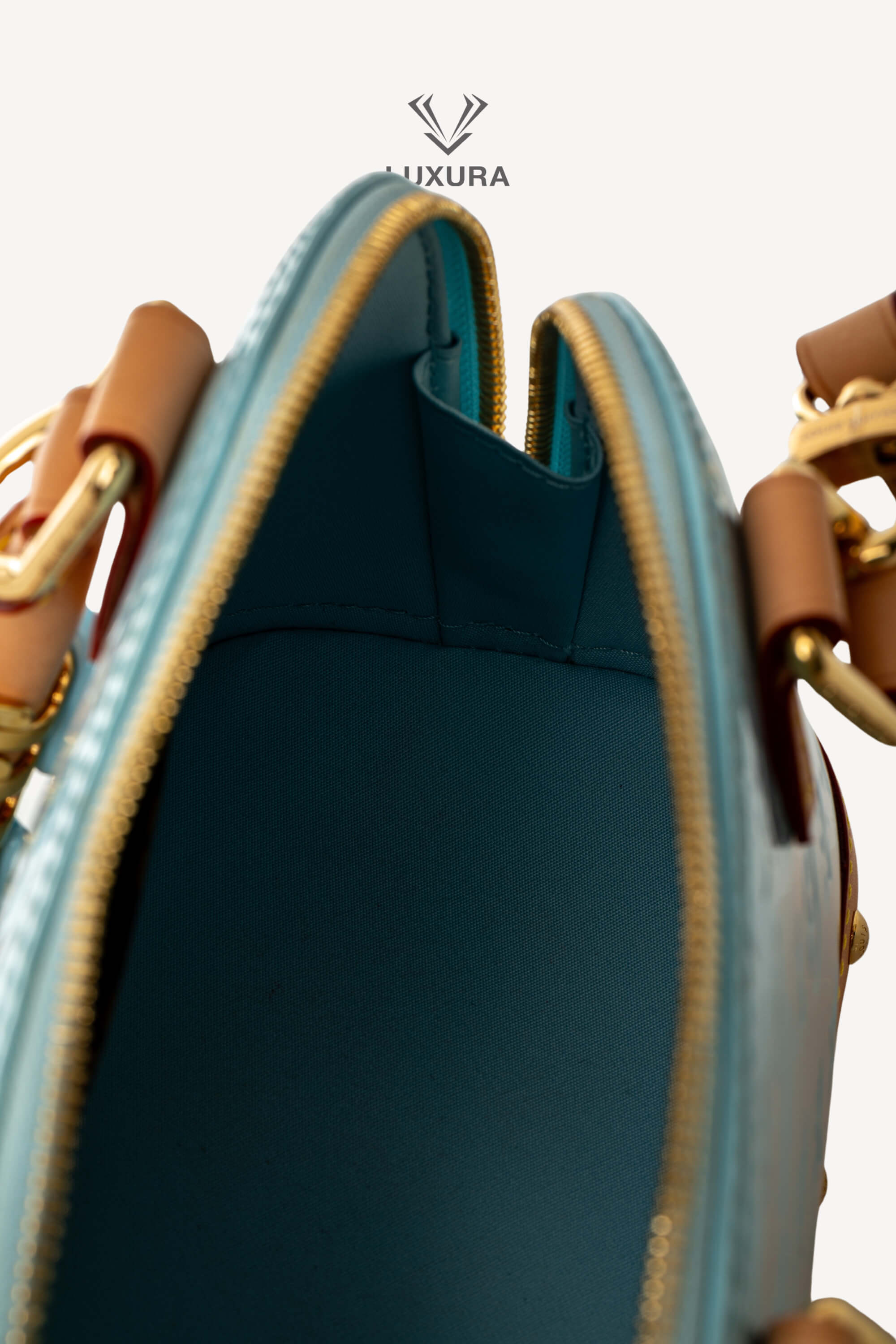 <span style="font-size: 10px;letter-spacing: .15em">HARD TO FIND</span><br>            <strong>LOUIS VUITTON</strong><br>            <div style="margin-top:10px;font-size:16px">Vernis Hairclip Alma BB Sky M24062</div><br> - Image 11