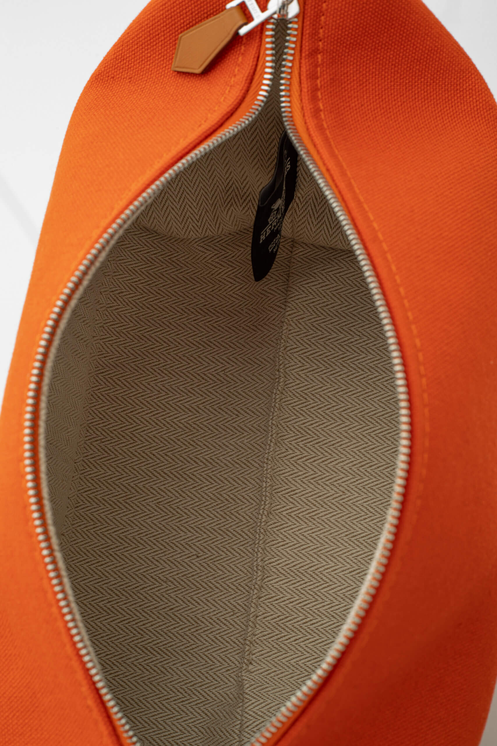 <span style="font-size: 10px; color: rgb(101, 101, 101);letter-spacing: .15em;">NEW COLLECTION</span><br><strong> HERMES </strong><br><div style="margin-top:10px; font-size:16px;"> Small Bride-a-Brac H Pavillion Case Orange Feu </div><br> - Image 15