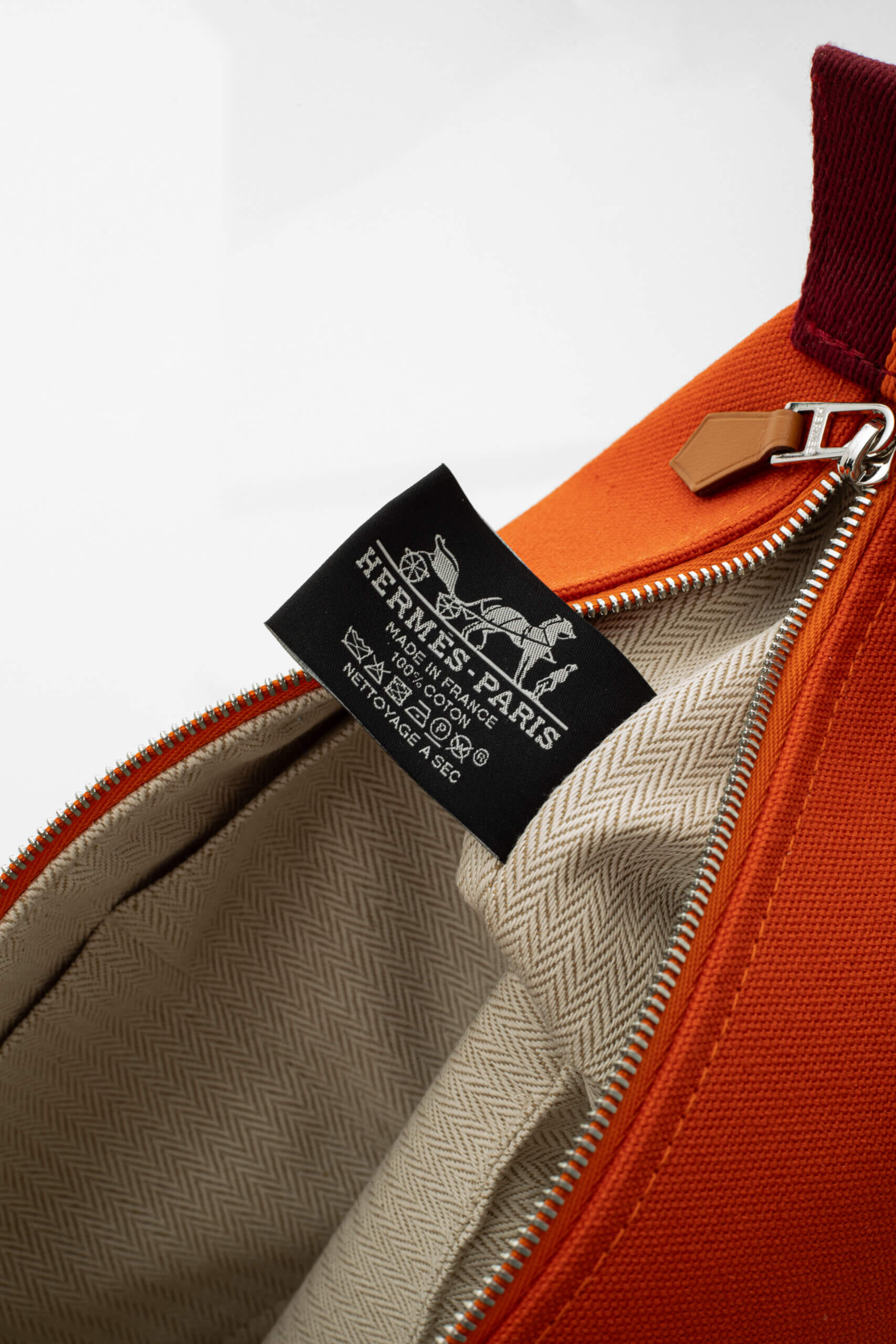 <span style="font-size: 10px; color: rgb(101, 101, 101);letter-spacing: .15em;">NEW COLLECTION</span><br><strong> HERMES </strong><br><div style="margin-top:10px; font-size:16px;"> Small Bride-a-Brac H Pavillion Case Orange Feu </div><br> - Image 14