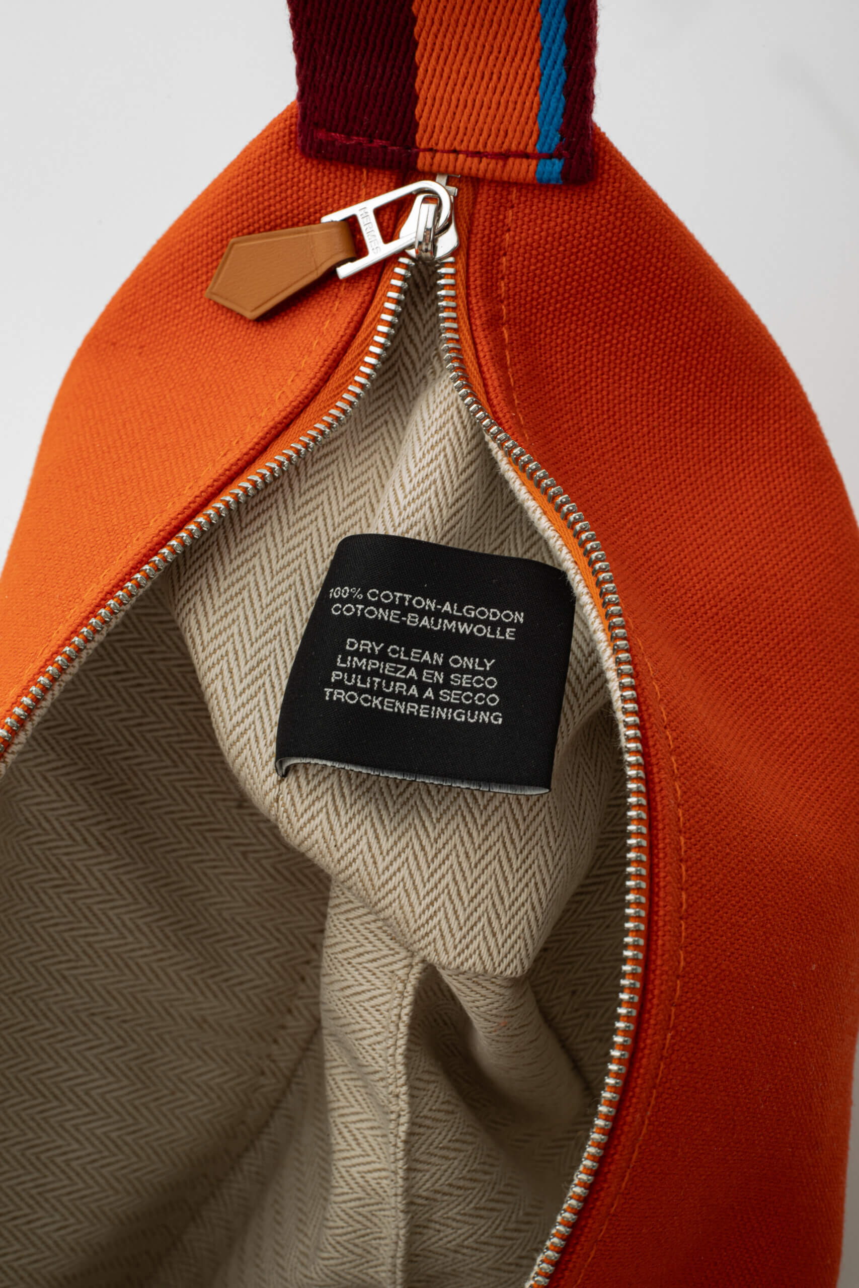 <span style="font-size: 10px; color: rgb(101, 101, 101);letter-spacing: .15em;">NEW COLLECTION</span><br><strong> HERMES </strong><br><div style="margin-top:10px; font-size:16px;"> Small Bride-a-Brac H Pavillion Case Orange Feu </div><br> - Image 13