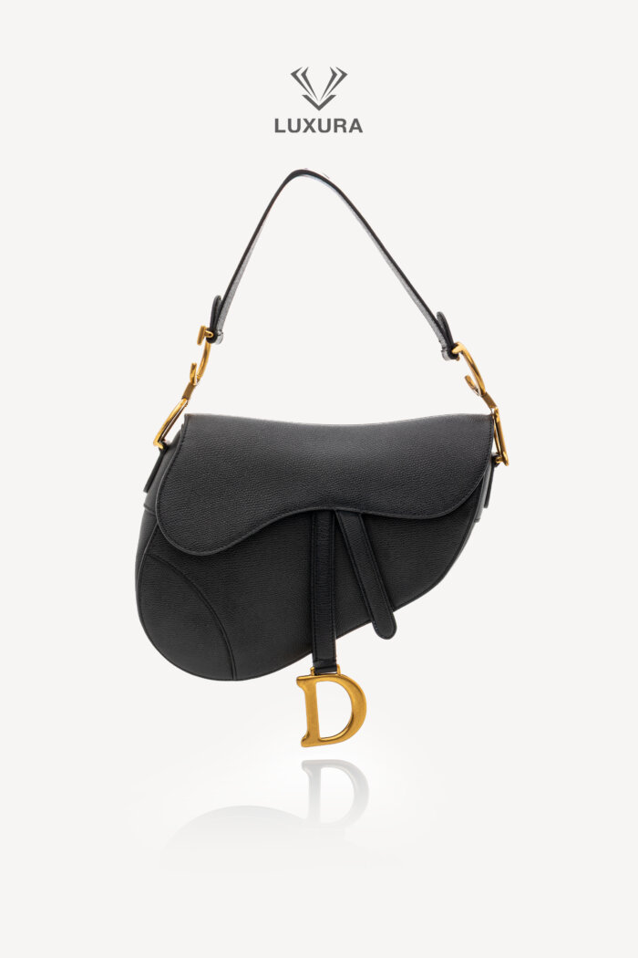 <span style="font-size: 10px;letter-spacing: .15em">BEST DEAL</span><br>            <strong>CHRISTIAN DIOR</strong><br>            <div style="margin-top:10px;font-size:16px">Grained Calfskin Saddle Bag Black</div><br>