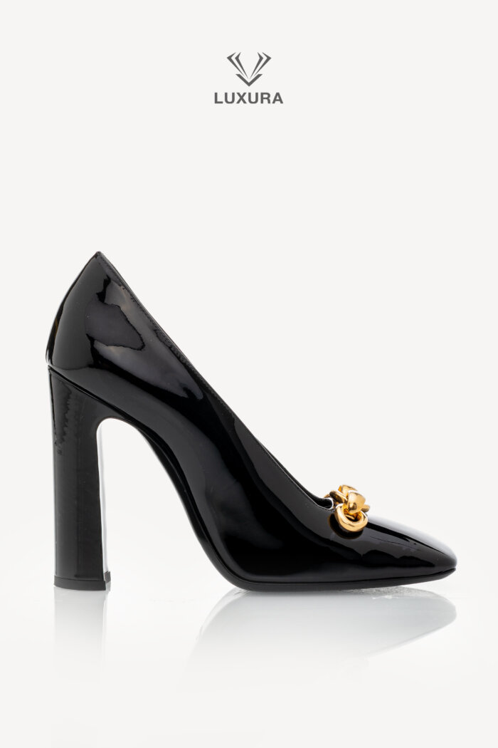 <span style="font-size: 10px;letter-spacing: .15em">NEW COLLECTION</span><br>            <strong>SAINT LAURENT</strong><br>            <div style="margin-top:10px;font-size:16px">Patent Silvana Pumps Black 37</div><br>
