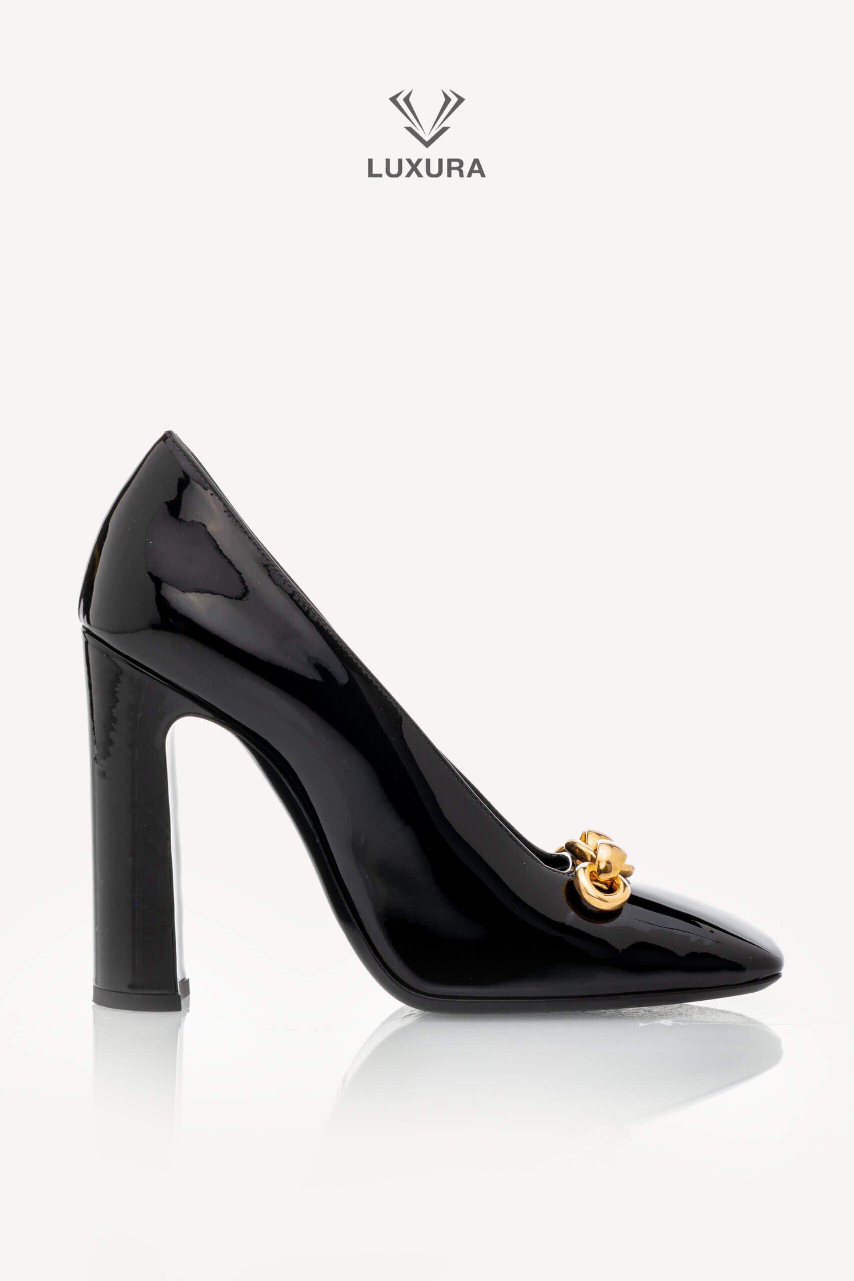 <span style="font-size: 10px;letter-spacing: .15em">NEW COLLECTION</span><br> <strong>SAINT LAURENT</strong><br> <div style="margin-top:10px;font-size:16px">Patent Silvana Pumps Black 37</div><br>
