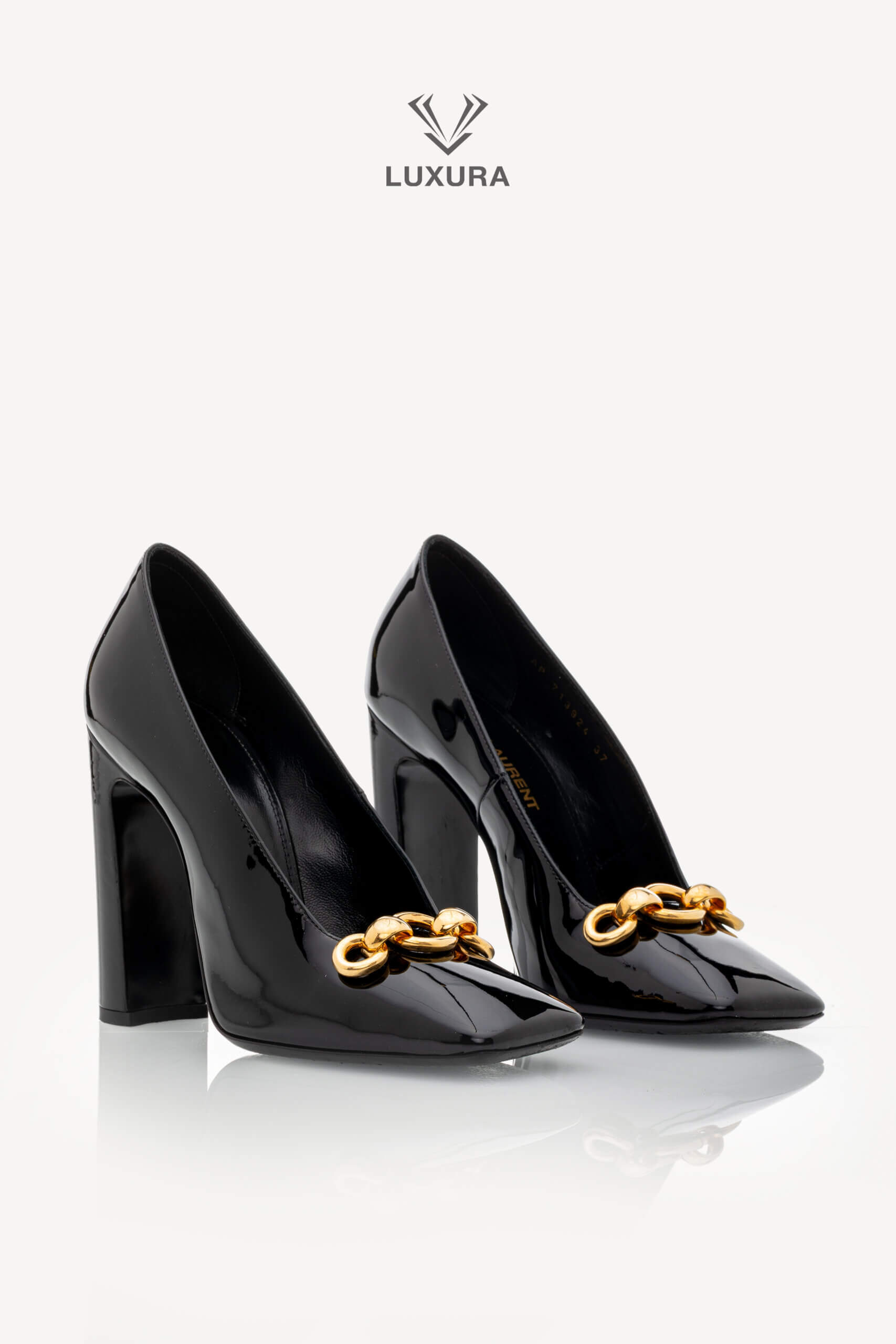 <span style="font-size: 10px;letter-spacing: .15em">NEW COLLECTION</span><br> <strong>SAINT LAURENT</strong><br> <div style="margin-top:10px;font-size:16px">Patent Silvana Pumps Black 37</div><br> - Image 4