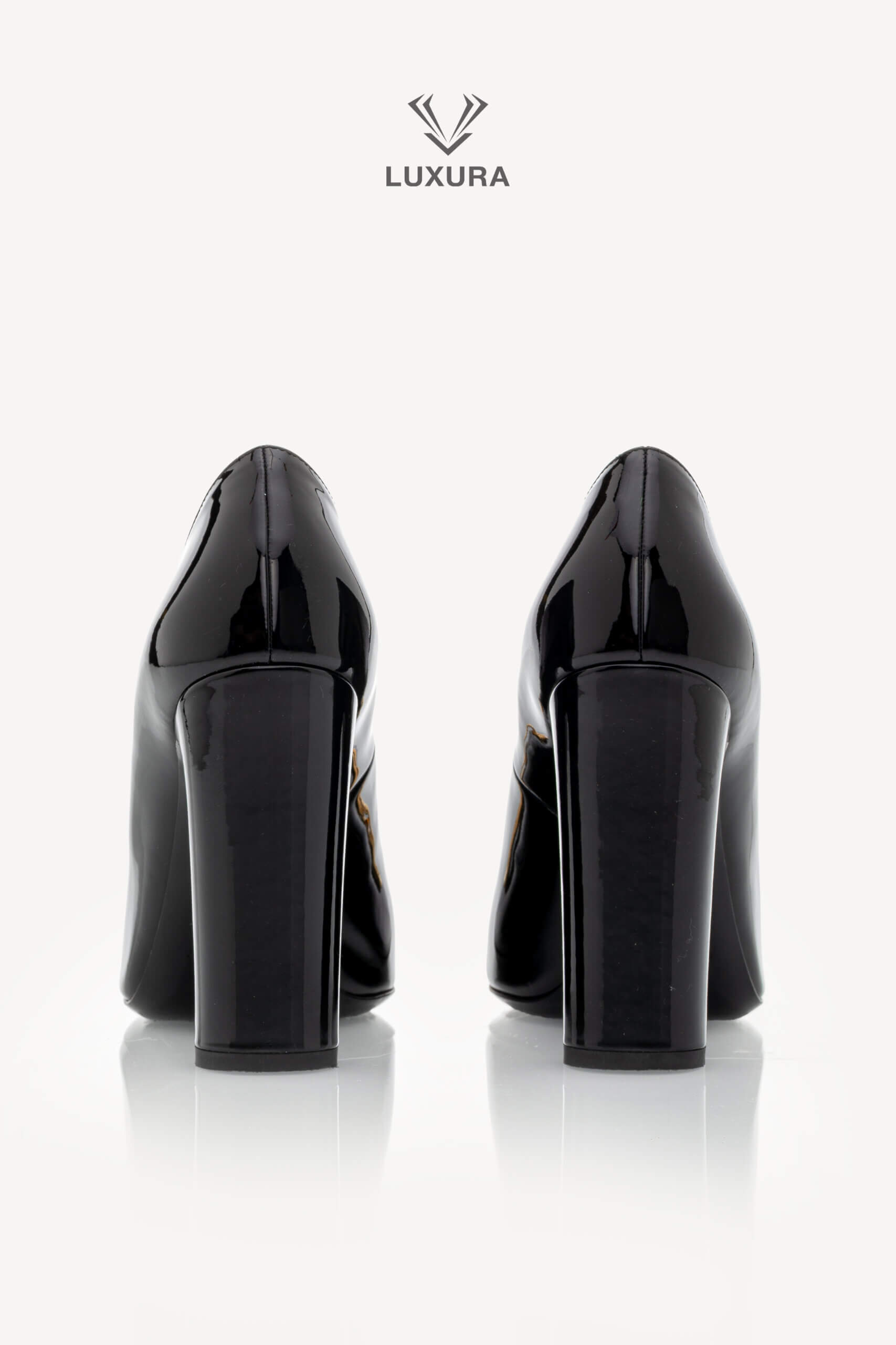 <span style="font-size: 10px;letter-spacing: .15em">NEW COLLECTION</span><br> <strong>SAINT LAURENT</strong><br> <div style="margin-top:10px;font-size:16px">Patent Silvana Pumps Black 37</div><br> - Image 6