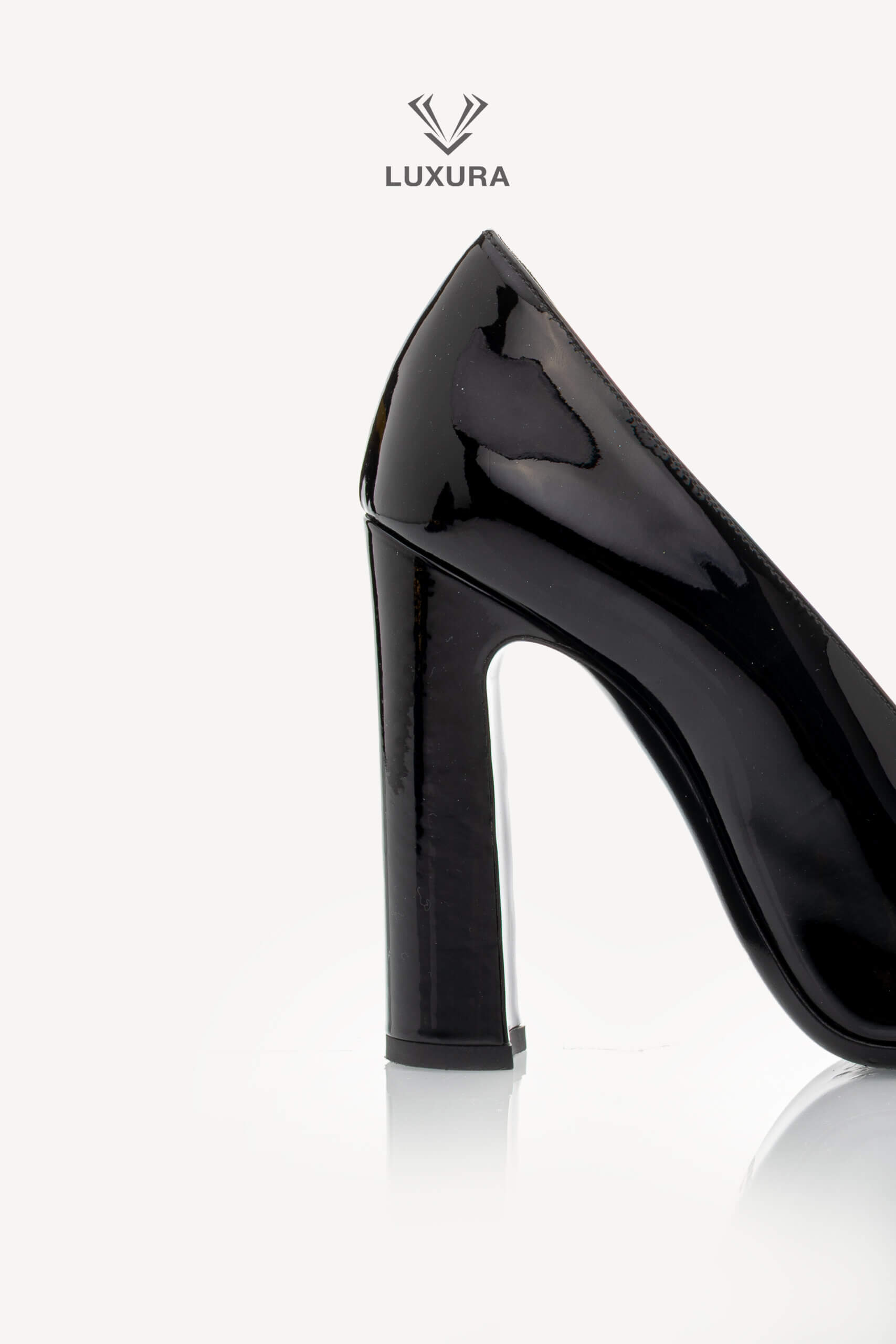 <span style="font-size: 10px;letter-spacing: .15em">NEW COLLECTION</span><br> <strong>SAINT LAURENT</strong><br> <div style="margin-top:10px;font-size:16px">Patent Silvana Pumps Black 37</div><br> - Image 11