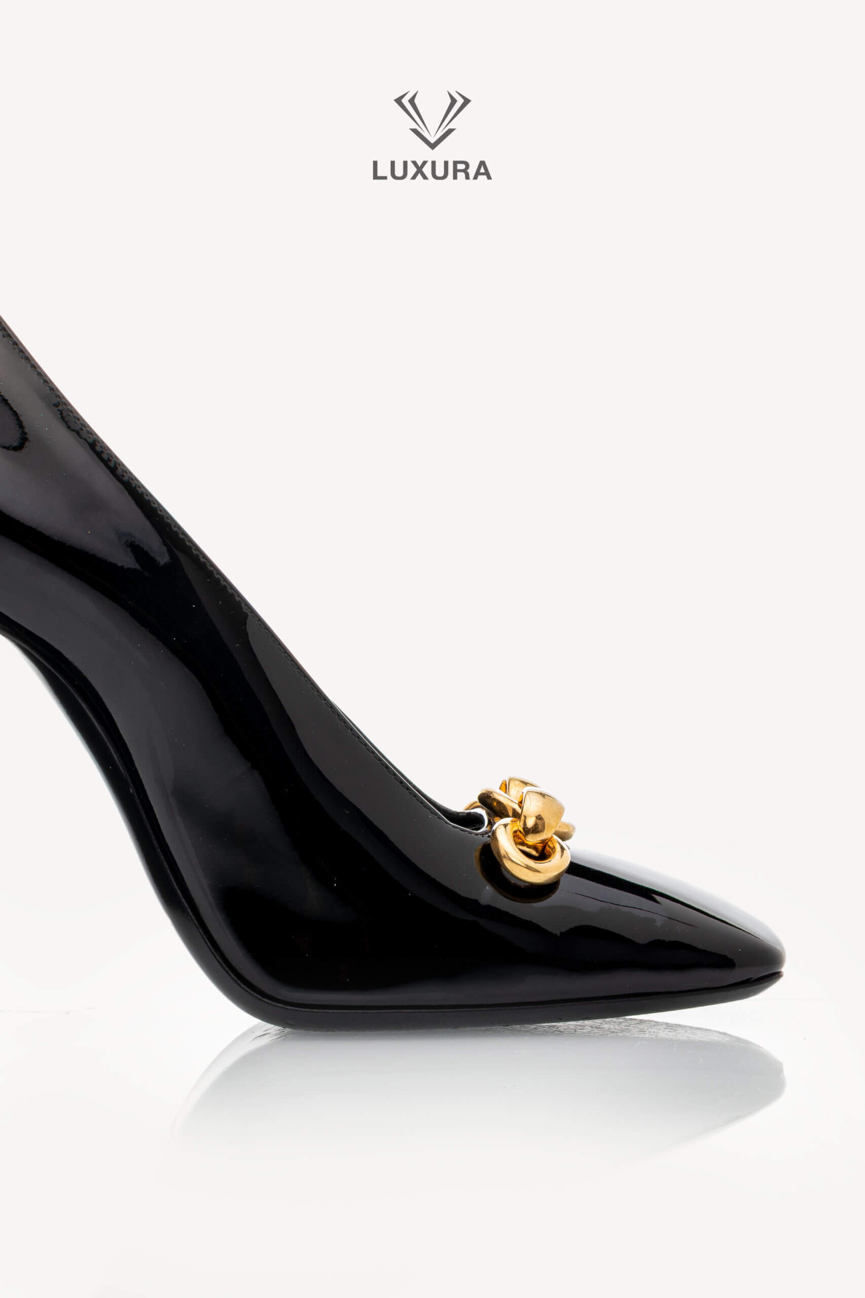 <span style="font-size: 10px;letter-spacing: .15em">NEW COLLECTION</span><br> <strong>SAINT LAURENT</strong><br> <div style="margin-top:10px;font-size:16px">Patent Silvana Pumps Black 37</div><br> - Image 12