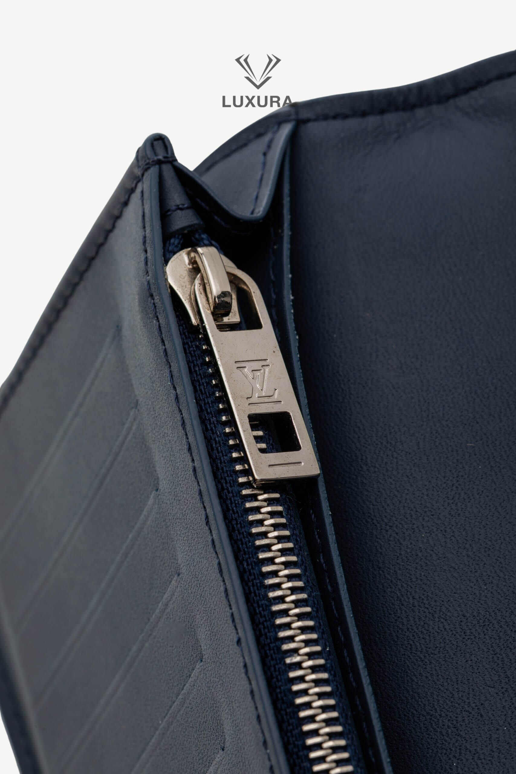 <span style="font-size: 10px;letter-spacing: .15em">HARD TO FIND</span><br> <strong>LOUIS VUITTON</strong><br> <div style="margin-top:10px;font-size:16px">Aerogram Brazza Wallet Marine Navy M81810</div><br> - Image 11