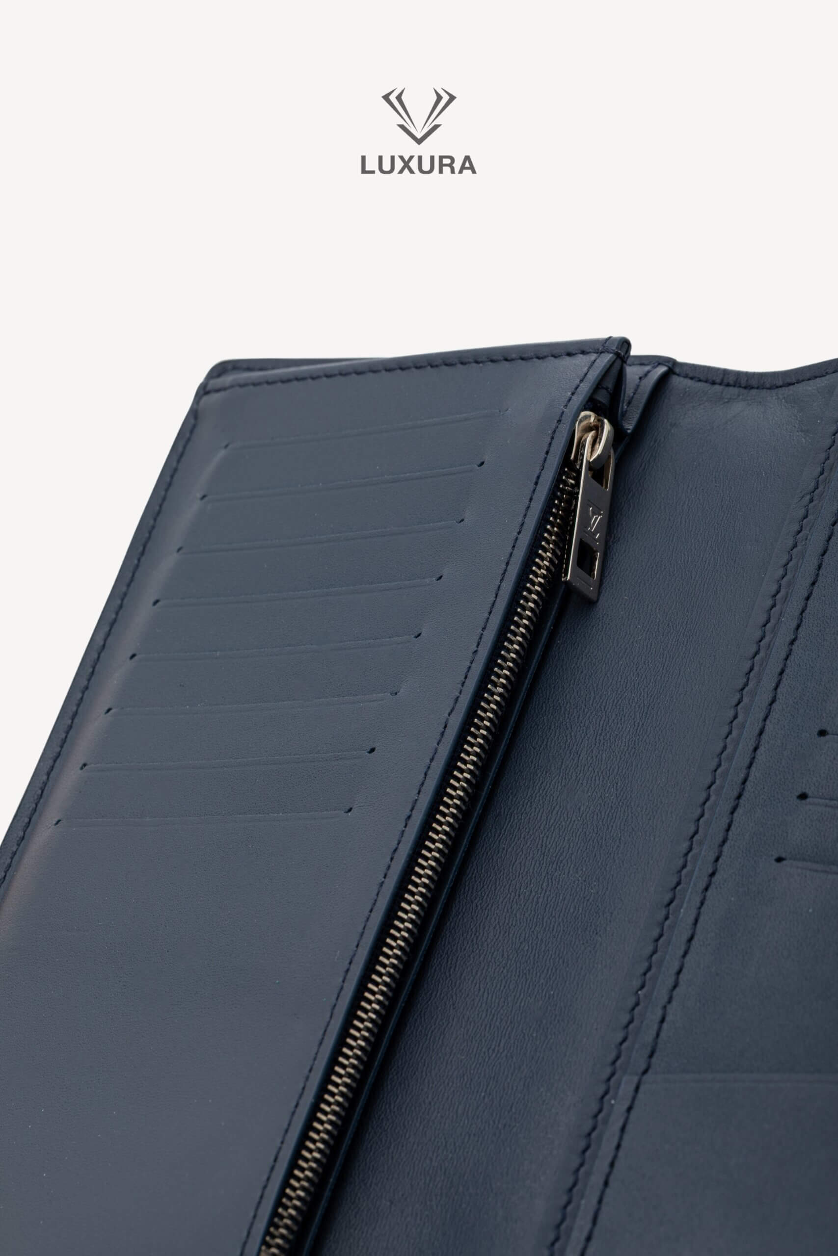 <span style="font-size: 10px;letter-spacing: .15em">HARD TO FIND</span><br> <strong>LOUIS VUITTON</strong><br> <div style="margin-top:10px;font-size:16px">Aerogram Brazza Wallet Marine Navy M81810</div><br> - Image 9