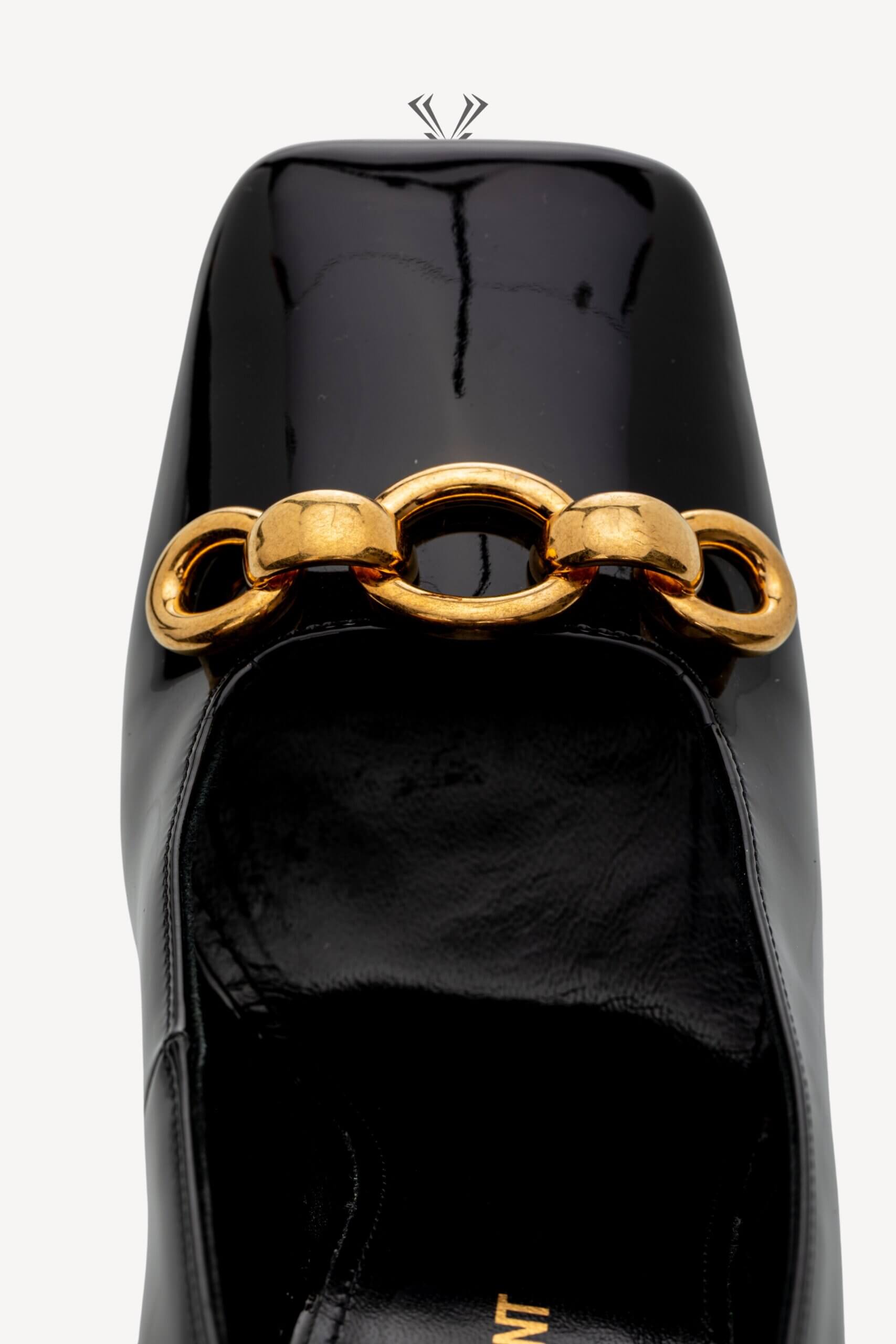 <span style="font-size: 10px;letter-spacing: .15em">NEW COLLECTION</span><br> <strong>SAINT LAURENT</strong><br> <div style="margin-top:10px;font-size:16px">Patent Silvana Pumps Black 37</div><br> - Image 14