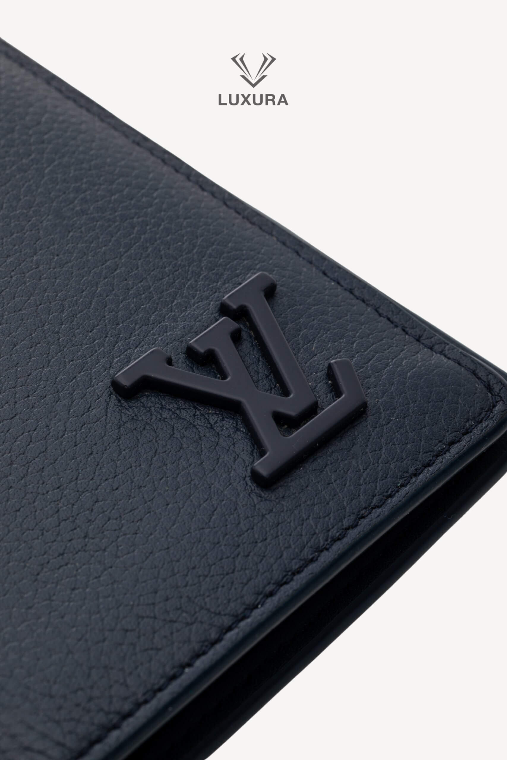 <span style="font-size: 10px;letter-spacing: .15em">HARD TO FIND</span><br> <strong>LOUIS VUITTON</strong><br> <div style="margin-top:10px;font-size:16px">Aerogram Brazza Wallet Marine Navy M81810</div><br> - Image 10