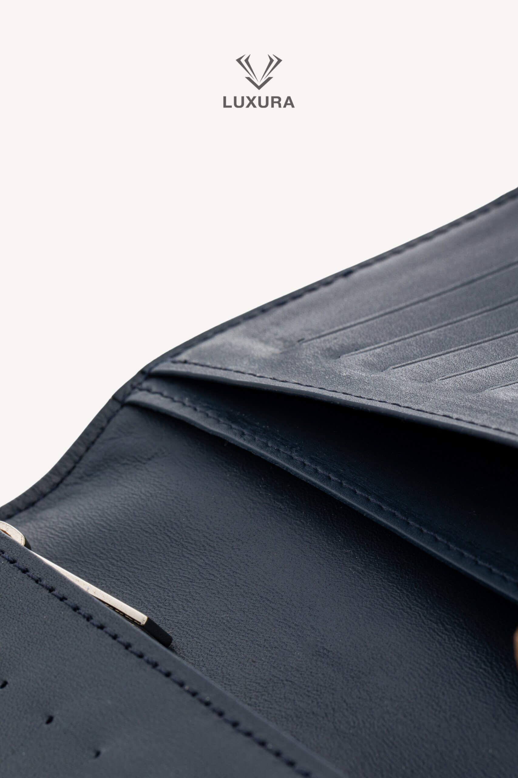 <span style="font-size: 10px;letter-spacing: .15em">HARD TO FIND</span><br> <strong>LOUIS VUITTON</strong><br> <div style="margin-top:10px;font-size:16px">Aerogram Brazza Wallet Marine Navy M81810</div><br> - Image 13