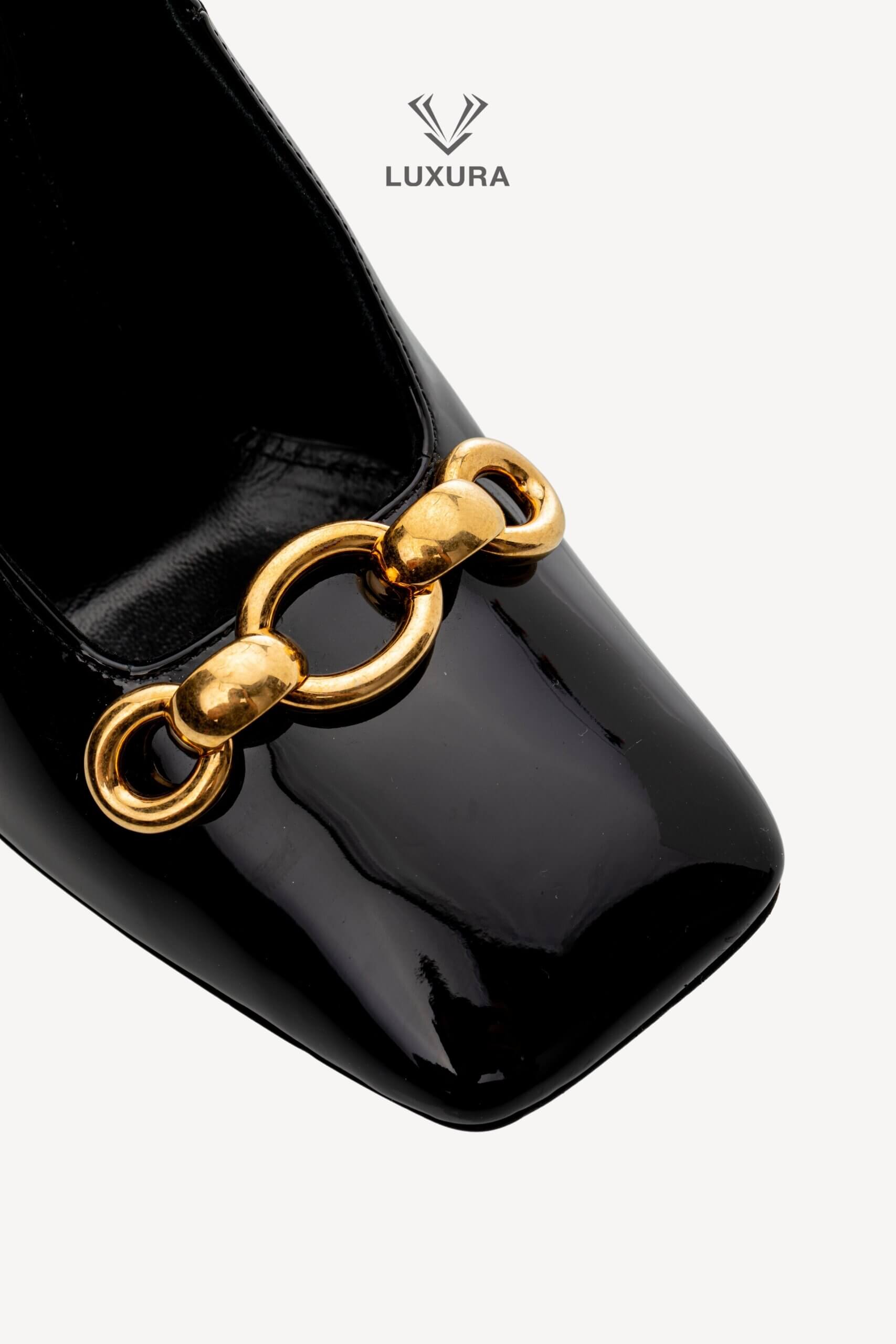 <span style="font-size: 10px;letter-spacing: .15em">NEW COLLECTION</span><br> <strong>SAINT LAURENT</strong><br> <div style="margin-top:10px;font-size:16px">Patent Silvana Pumps Black 37</div><br> - Image 13