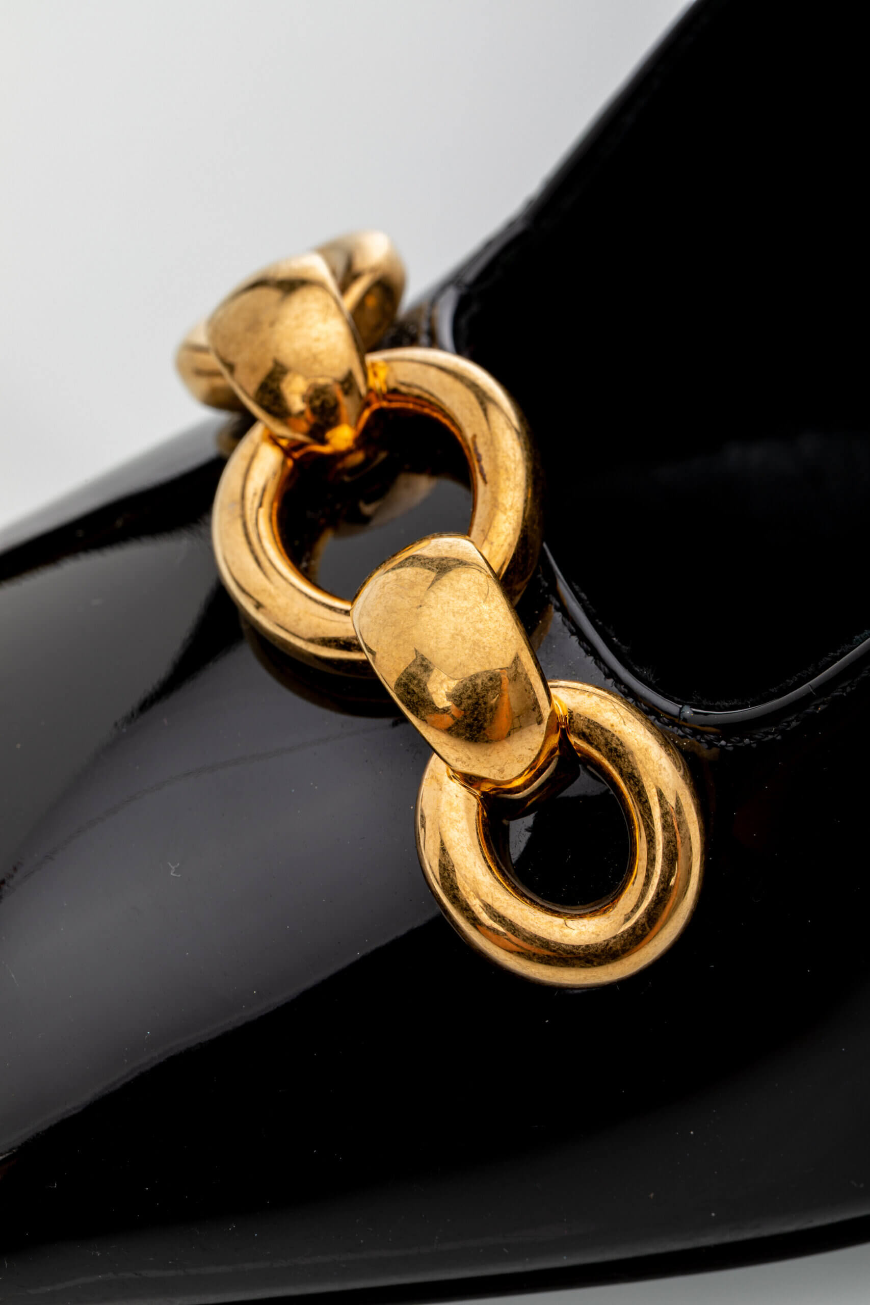 <span style="font-size: 10px;letter-spacing: .15em">NEW COLLECTION</span><br> <strong>SAINT LAURENT</strong><br> <div style="margin-top:10px;font-size:16px">Patent Silvana Pumps Black 37</div><br> - Image 15