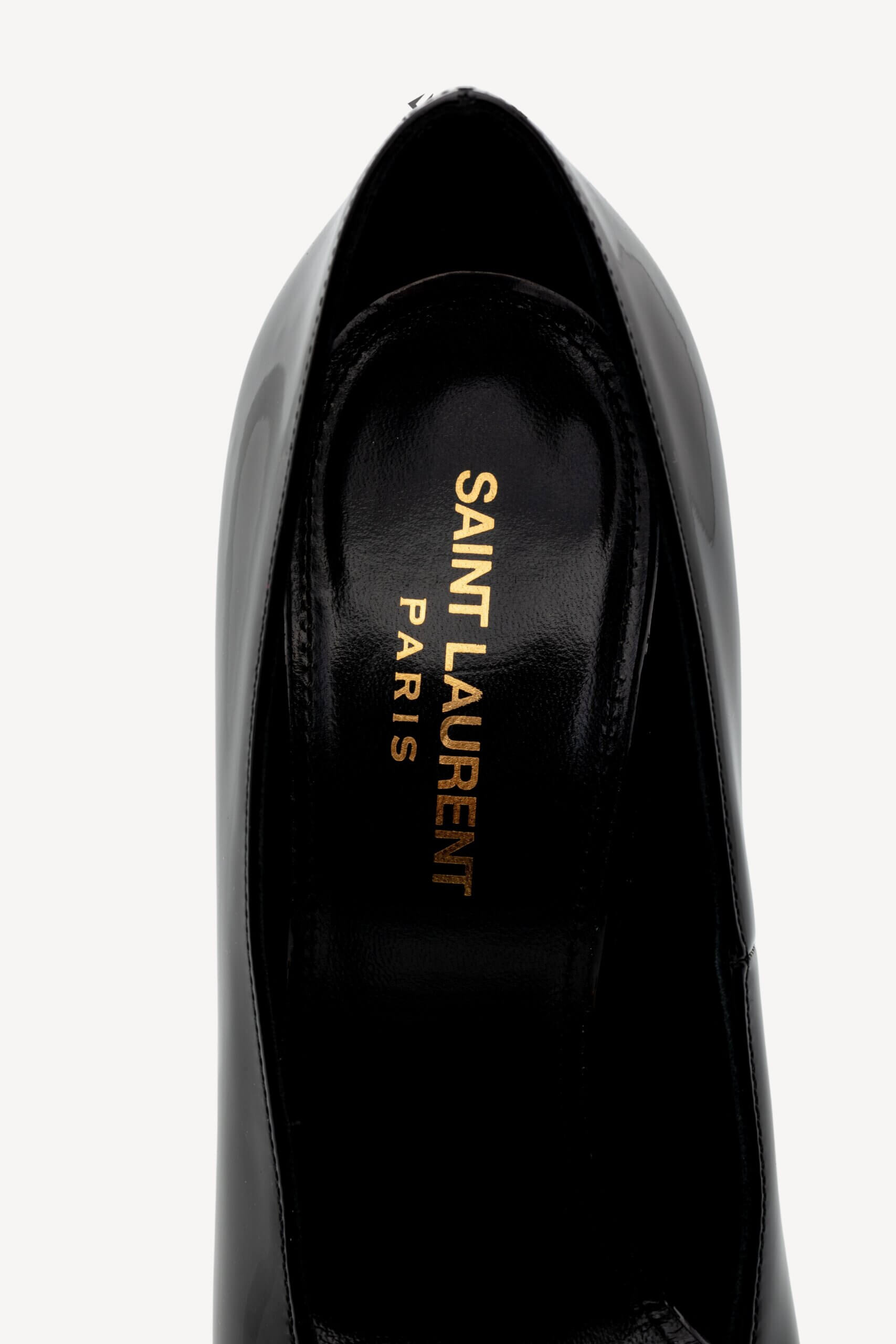 <span style="font-size: 10px;letter-spacing: .15em">NEW COLLECTION</span><br> <strong>SAINT LAURENT</strong><br> <div style="margin-top:10px;font-size:16px">Patent Silvana Pumps Black 37</div><br> - Image 16
