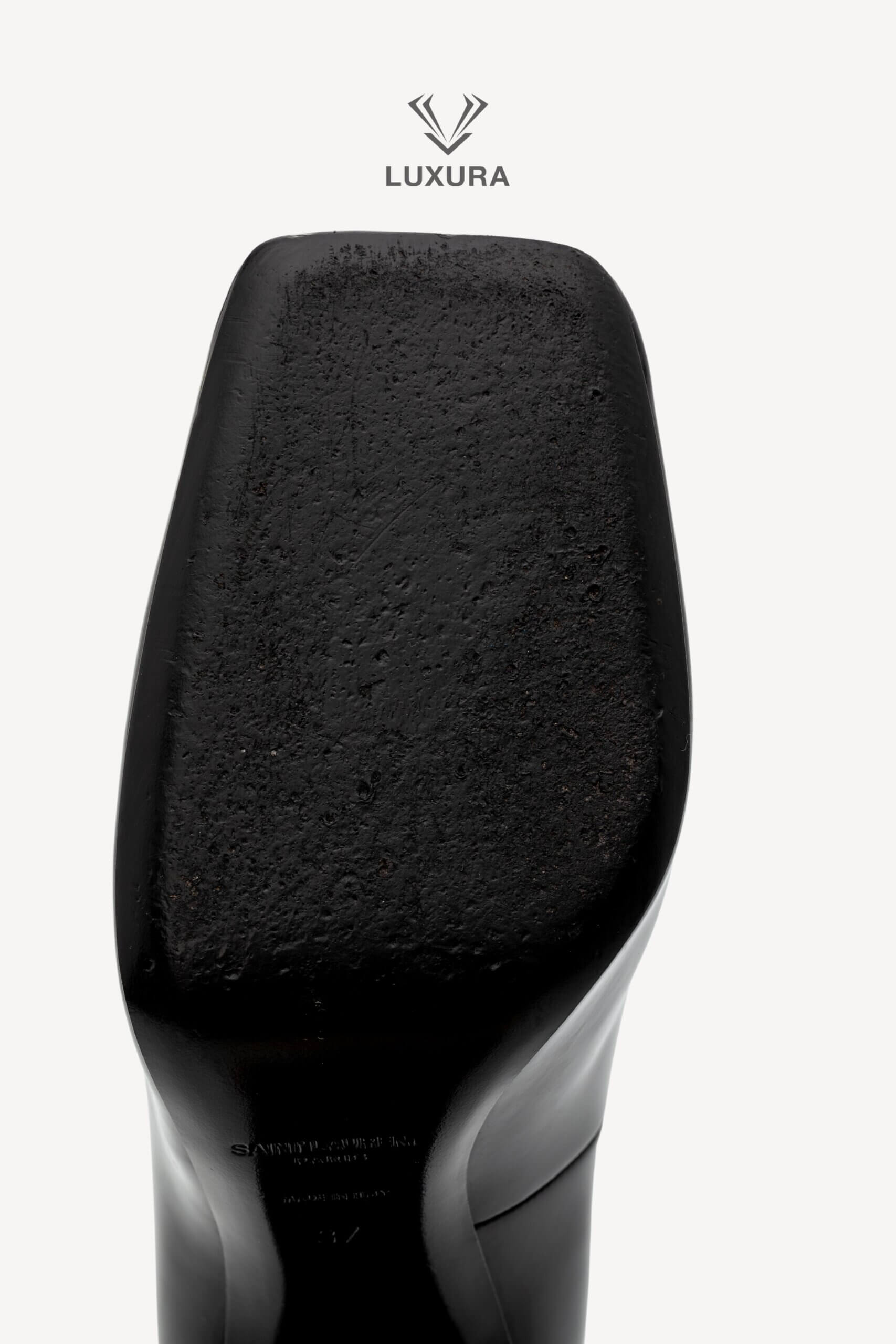 <span style="font-size: 10px;letter-spacing: .15em">NEW COLLECTION</span><br> <strong>SAINT LAURENT</strong><br> <div style="margin-top:10px;font-size:16px">Patent Silvana Pumps Black 37</div><br> - Image 22